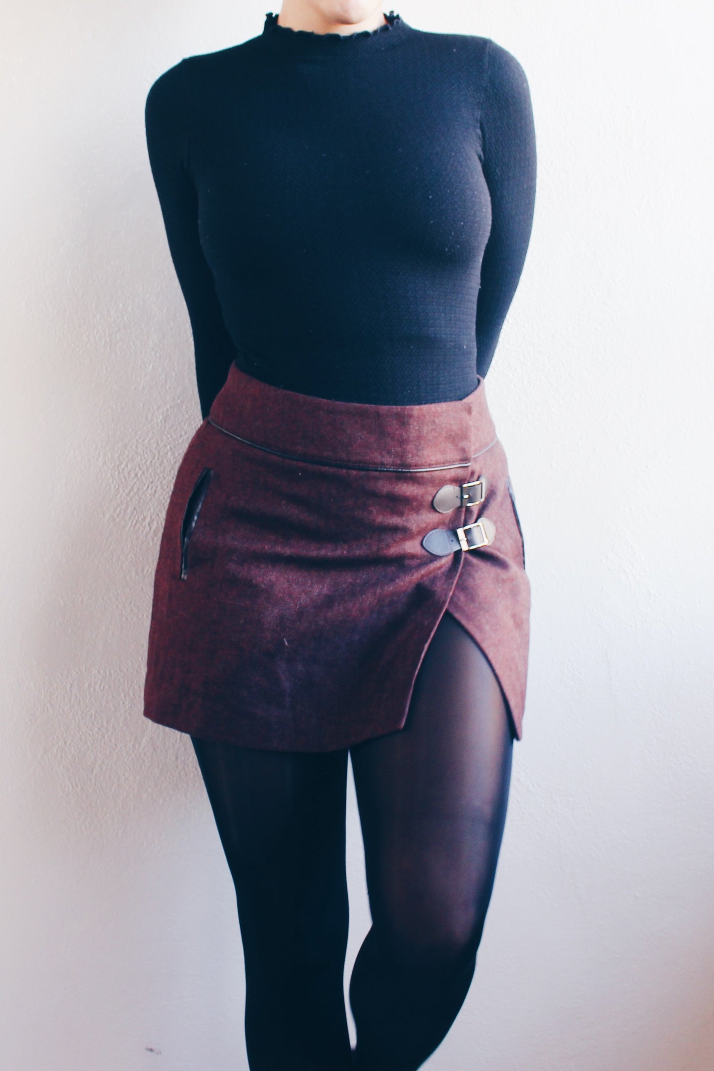 Taylor Swift Winter Style: Tweed Wool Mini Skirt - Winter-Perfect & Classic Chic!