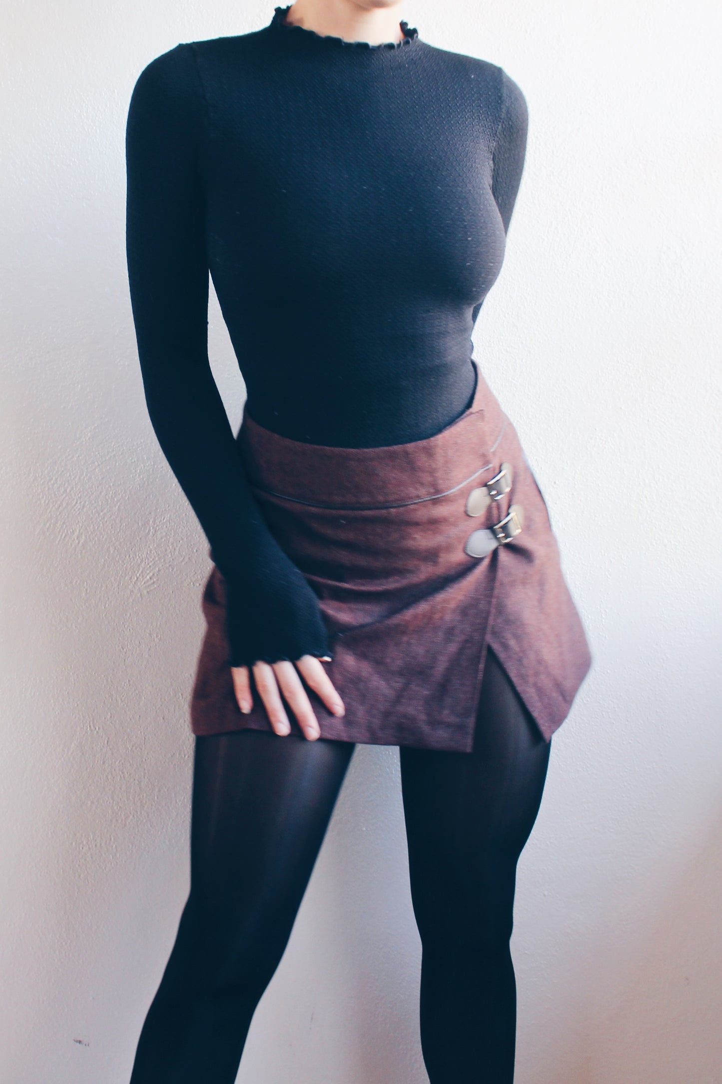 Taylor Swift Winter Style: Tweed Wool Mini Skirt - Winter-Perfect & Classic Chic!