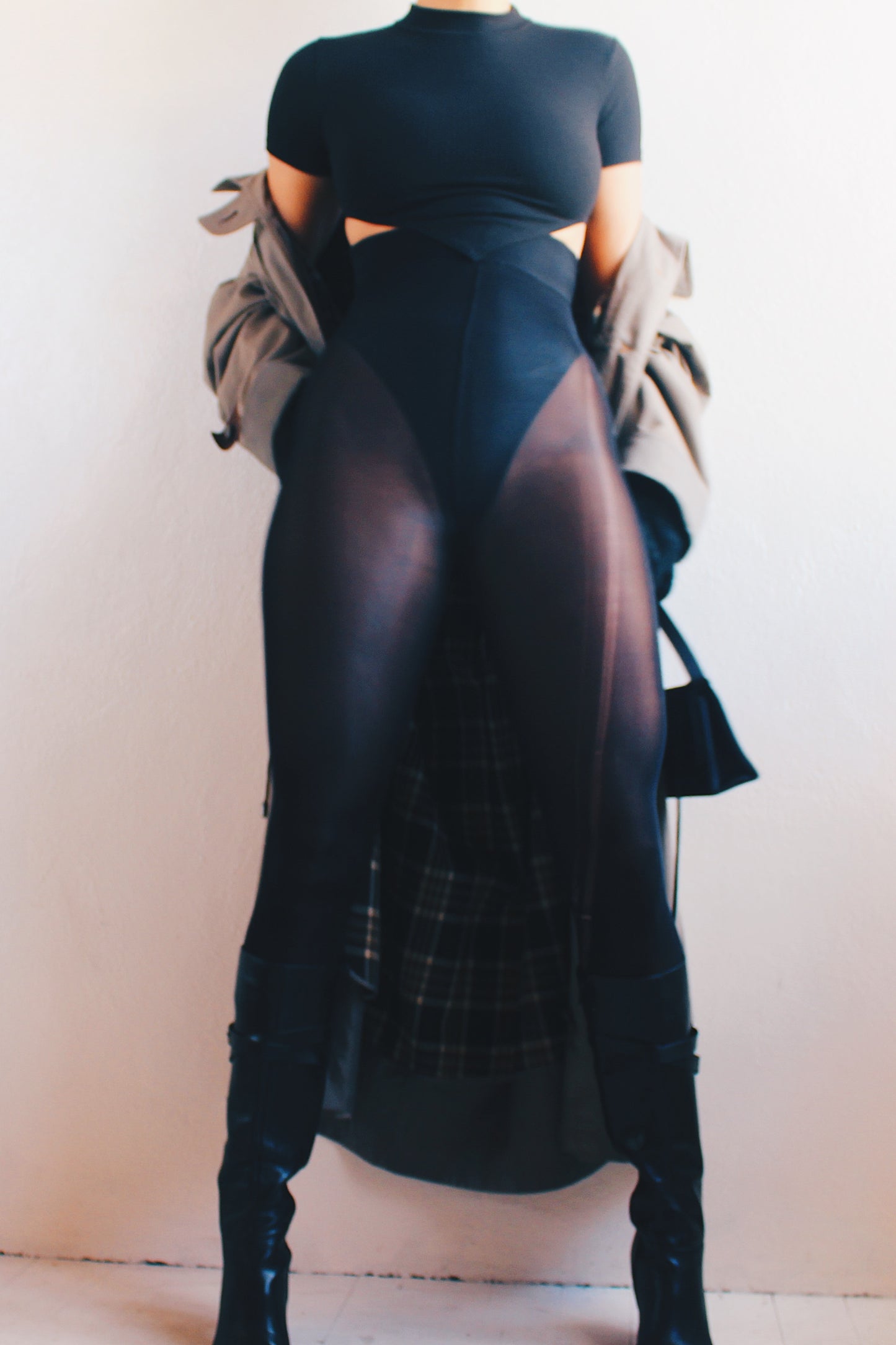 Black Short Sleeve Cropped Turtleneck: Beatnik Siren Chic