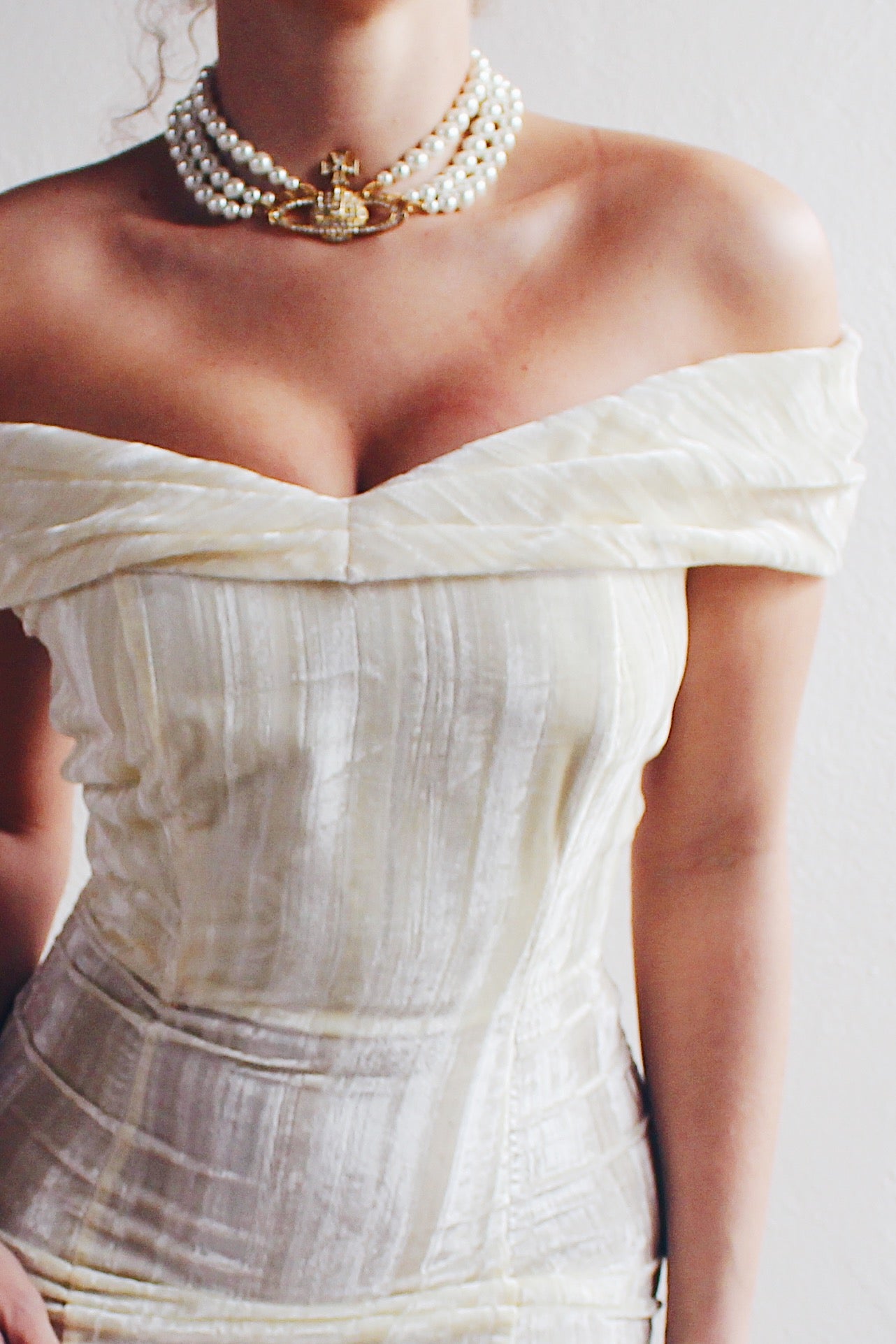 Timeless Cold Shoulder: Vintage Cream Velvet Off-Shoulder Bodycon Dres –  Dusted Archive