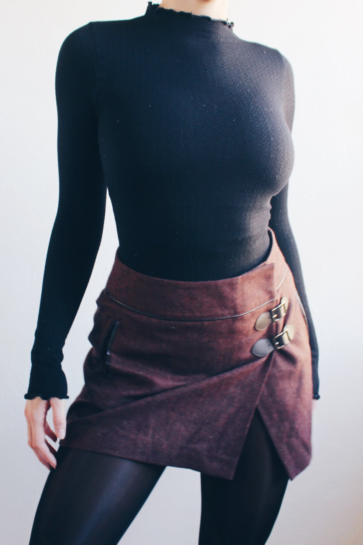 Taylor Swift Winter Style: Tweed Wool Mini Skirt - Winter-Perfect & Classic Chic!