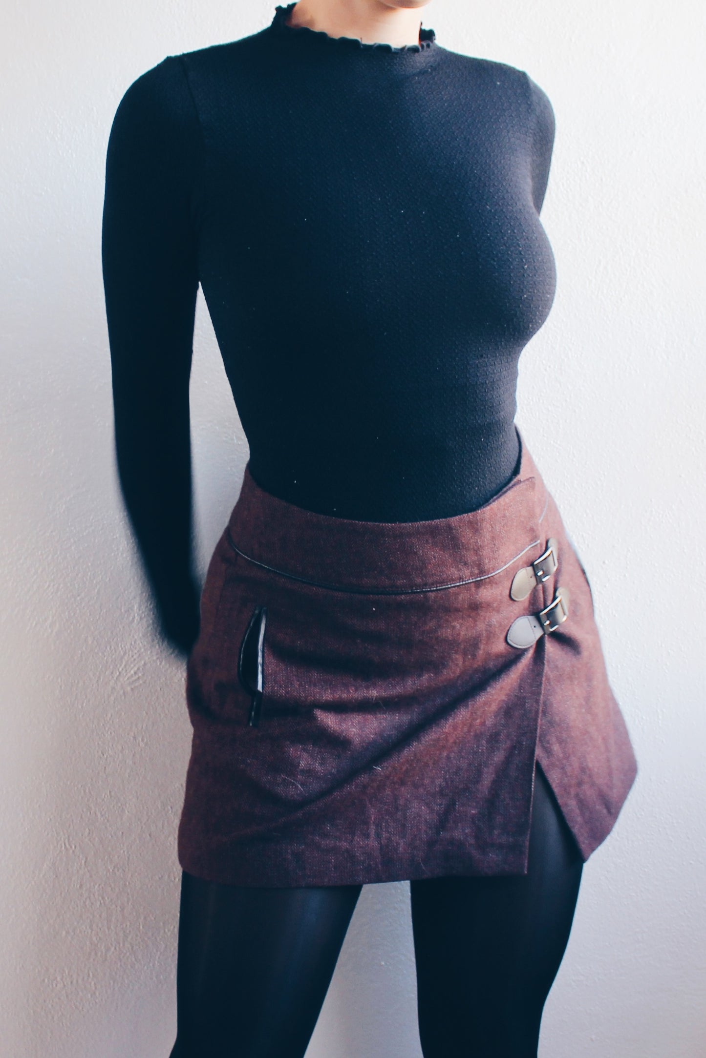 Taylor Swift Winter Style: Tweed Wool Mini Skirt - Winter-Perfect & Classic Chic!