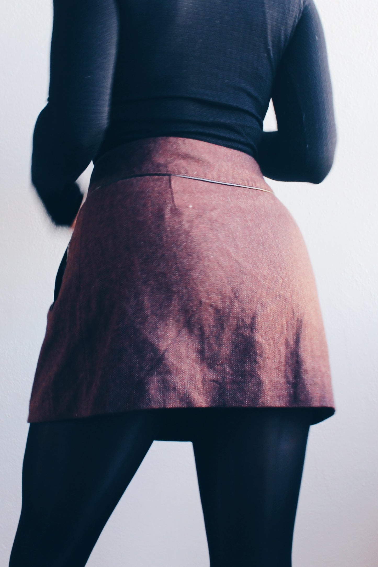 Taylor Swift Winter Style: Tweed Wool Mini Skirt - Winter-Perfect & Classic Chic!