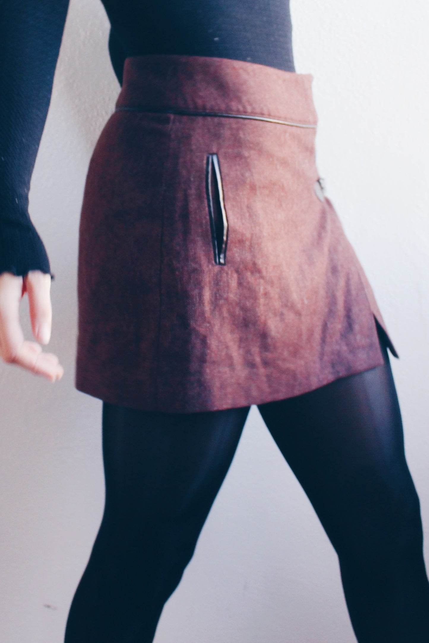 Taylor Swift Winter Style: Tweed Wool Mini Skirt - Winter-Perfect & Classic Chic!