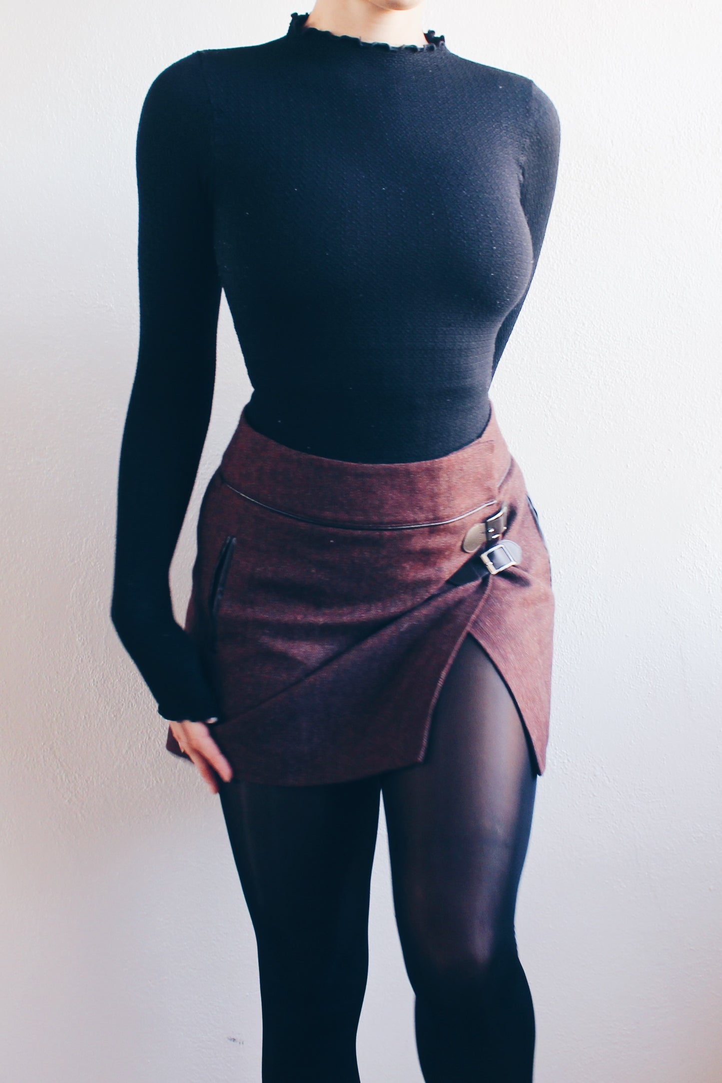 Taylor Swift Winter Style: Tweed Wool Mini Skirt - Winter-Perfect & Classic Chic!