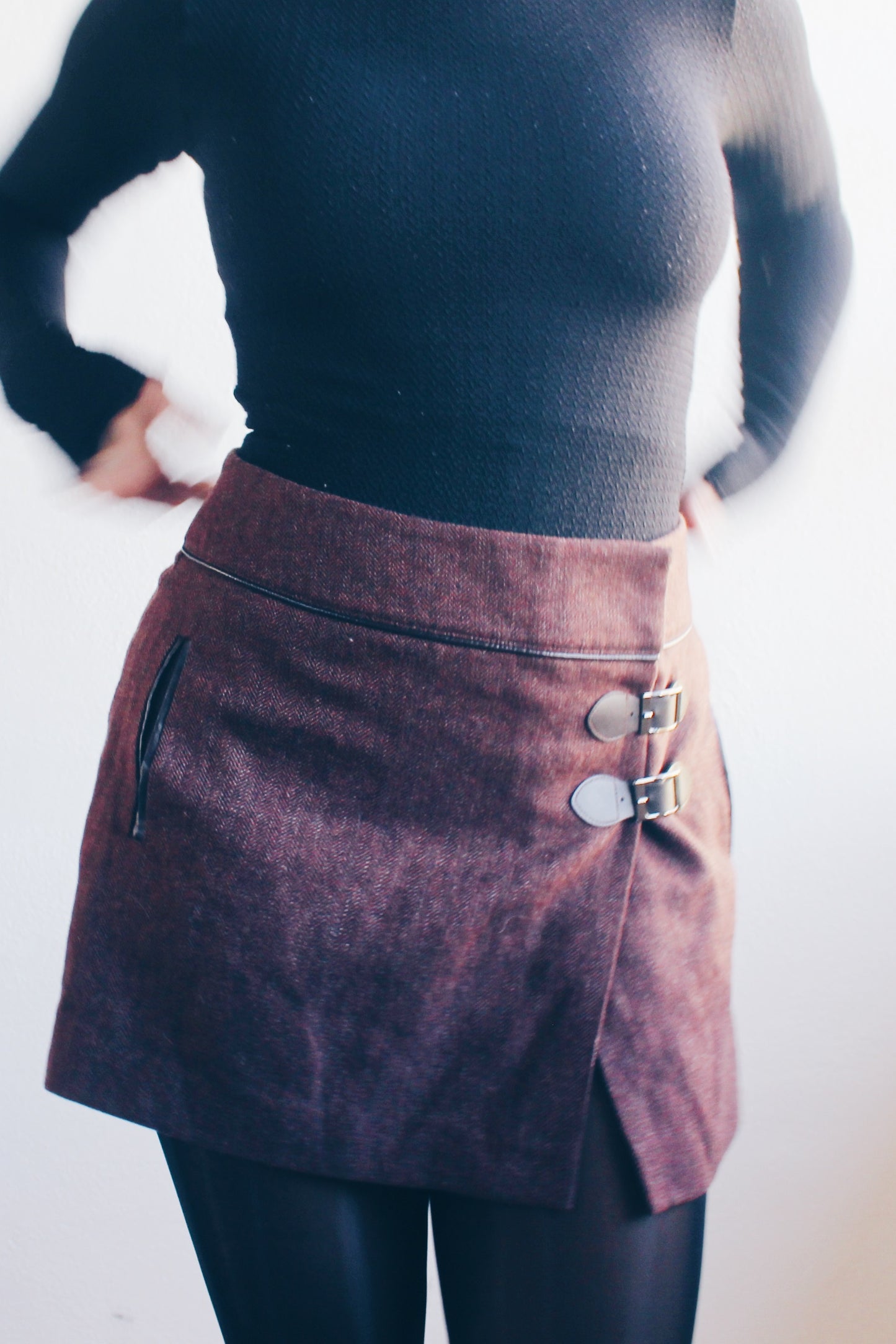 Taylor Swift Winter Style: Tweed Wool Mini Skirt - Winter-Perfect & Classic Chic!