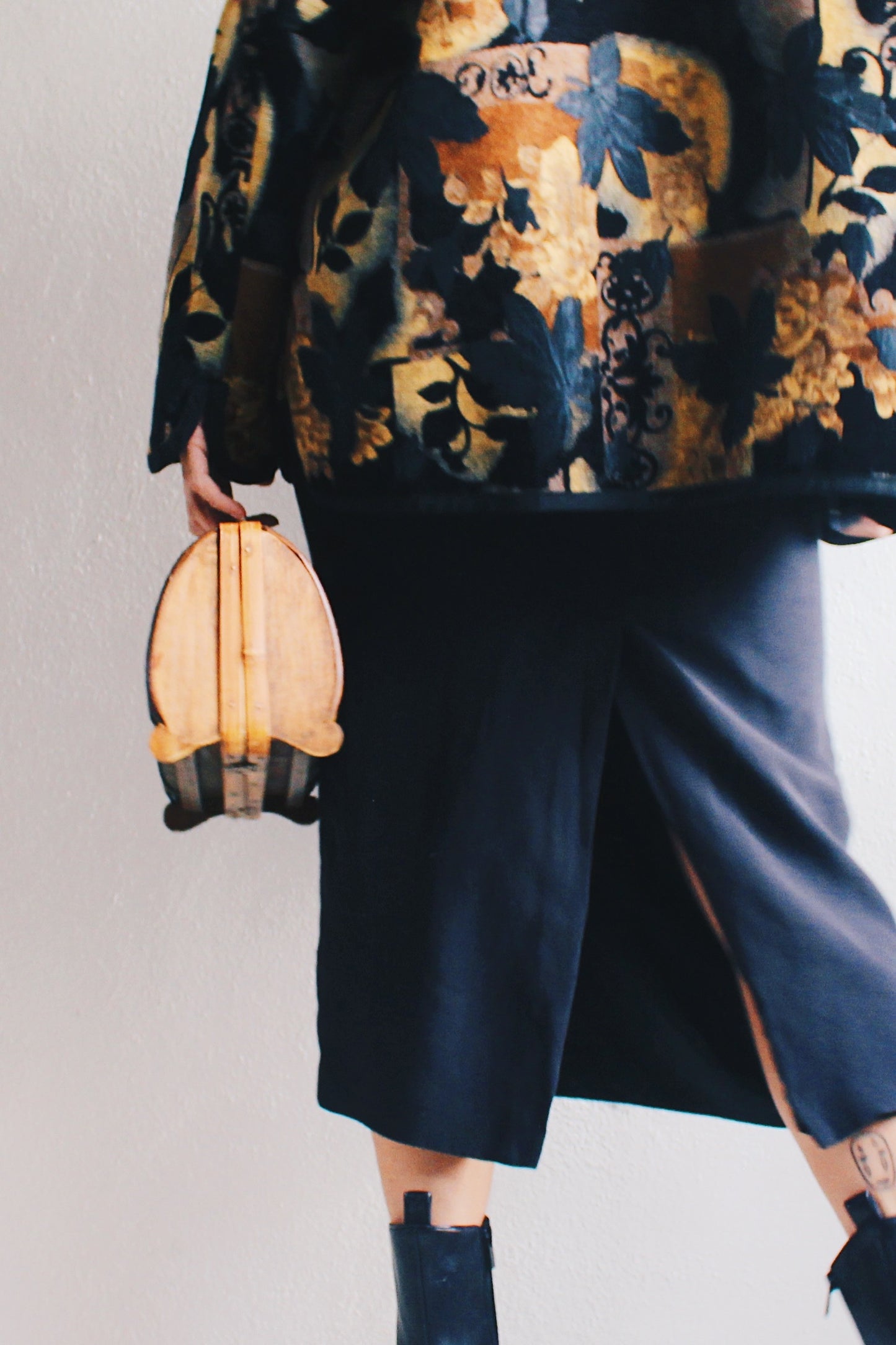 Timeless Charm: Vintage Wooden Purse – Your Antique Carrying Case of charm