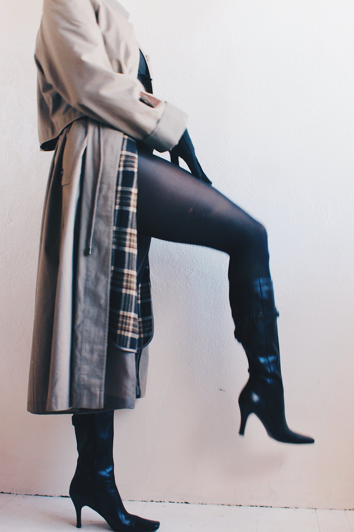 Contemporary Noir: Chic Vintage Grey Khaki Trench Coat