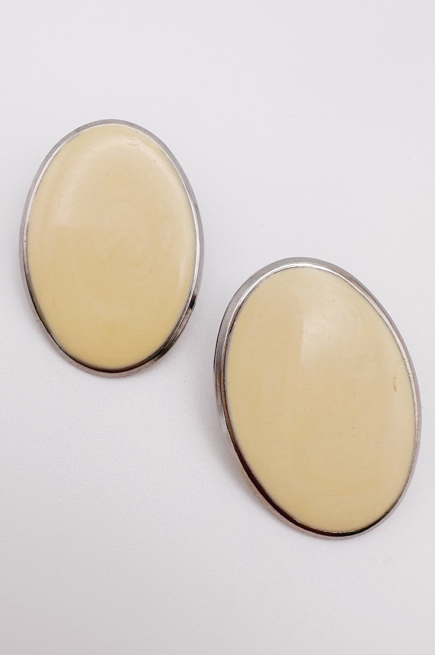 cream and silver oval stud earrings / 80s vintage minimalist earrings