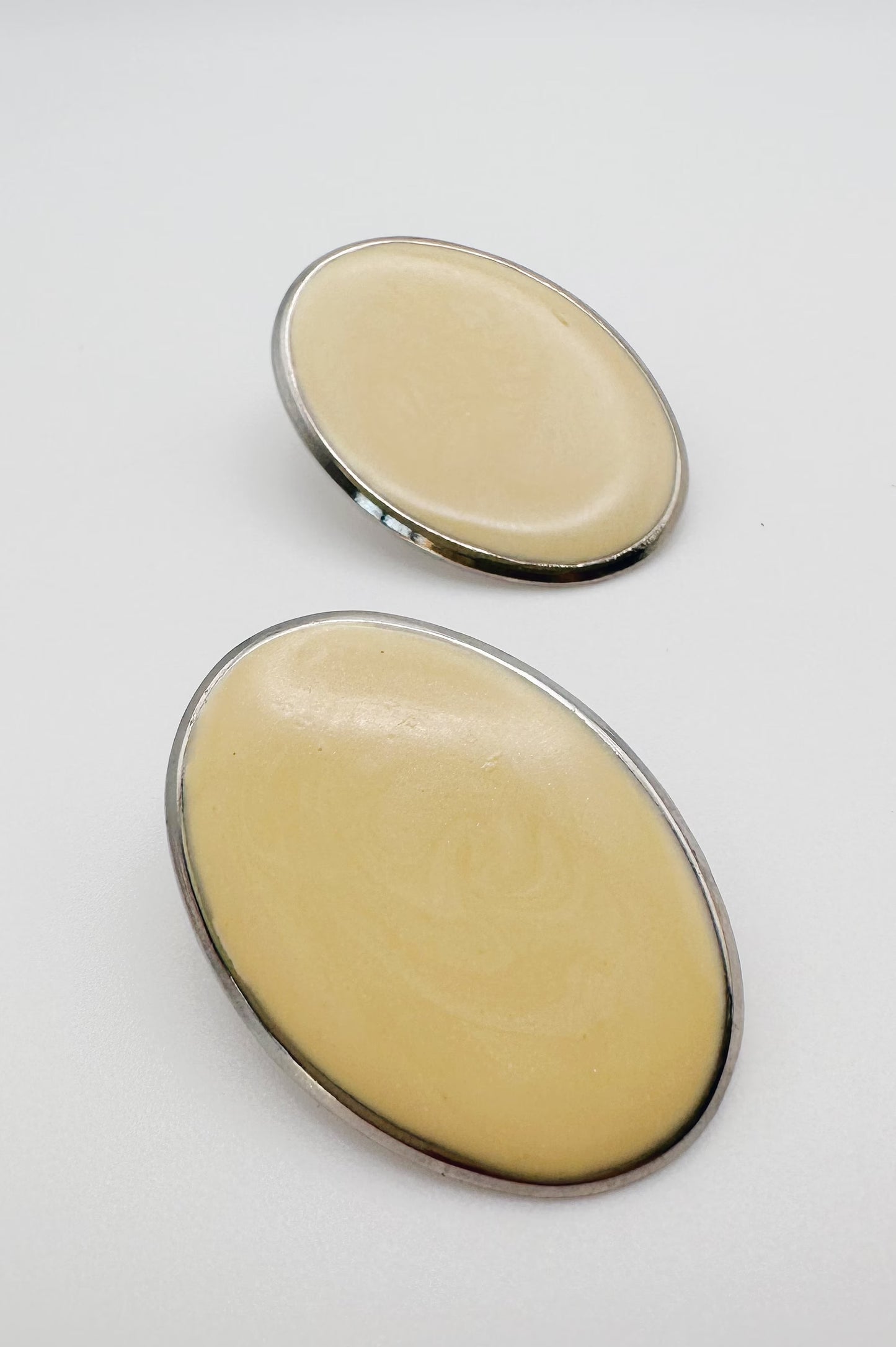 cream and silver oval stud earrings / 80s vintage minimalist earrings