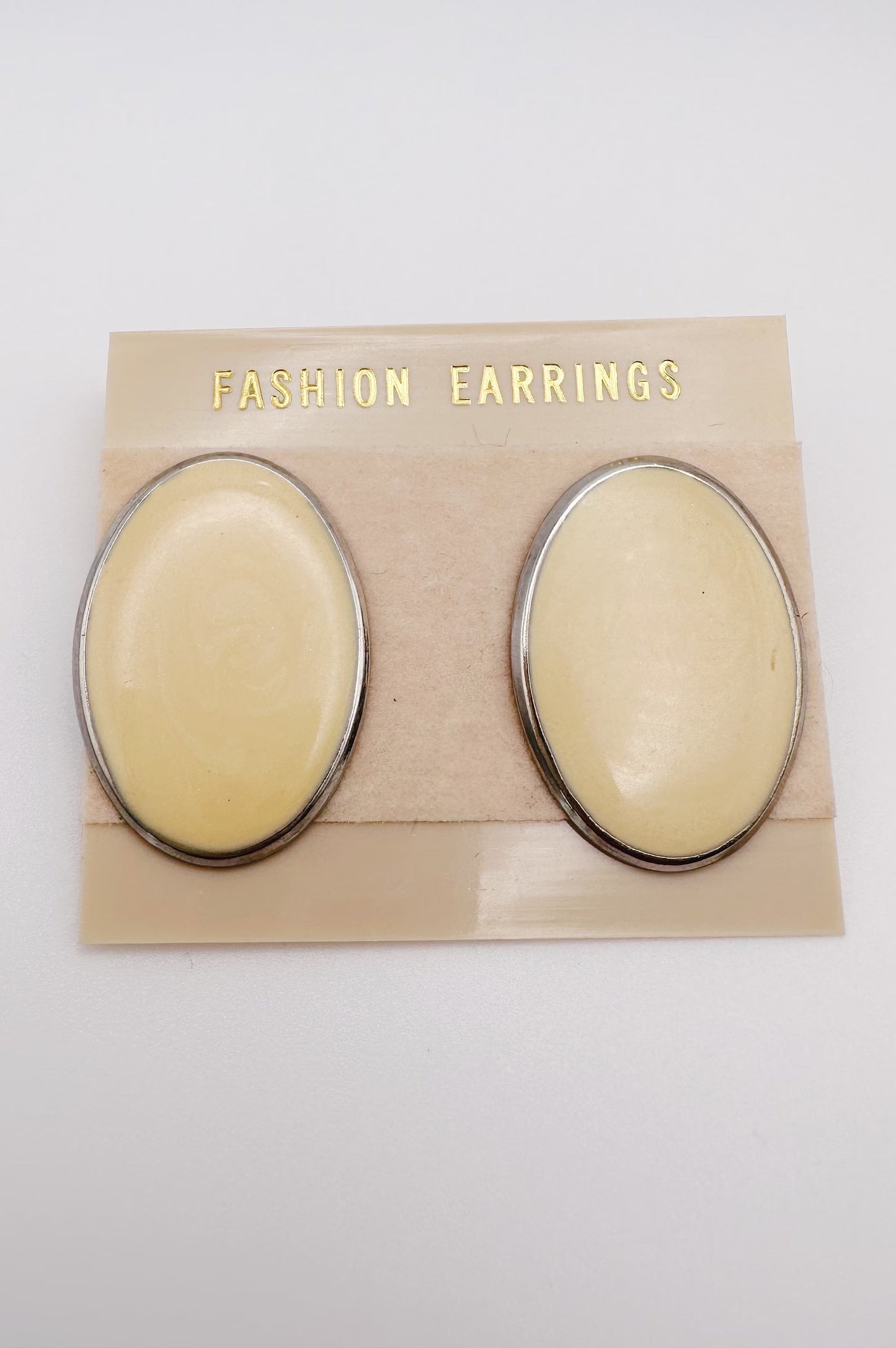 cream and silver oval stud earrings / 80s vintage minimalist earrings