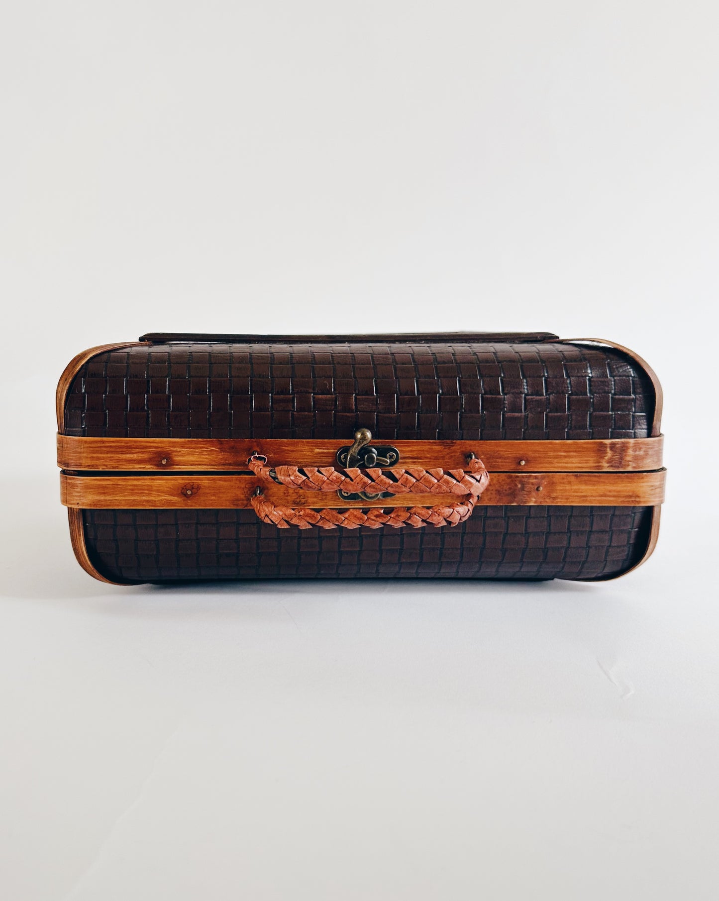 Timeless Charm: Vintage Wooden Purse – Your Antique Carrying Case of Style