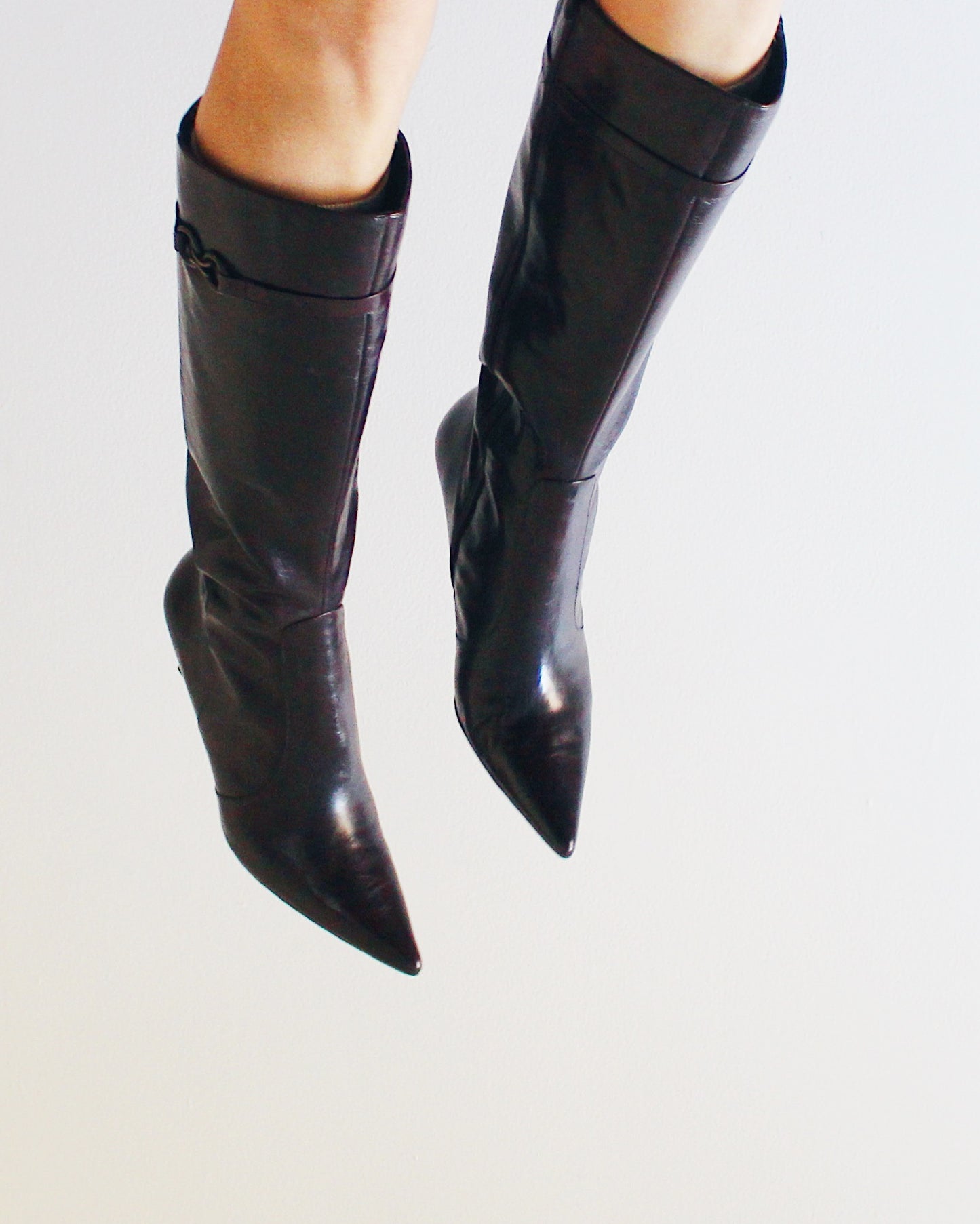 Vintage Bandolino Brown Leather Kitten Heel Boots – Y2K Pointed Toe Calf Boots, Sleek Minimalist Fall/Winter Footwear