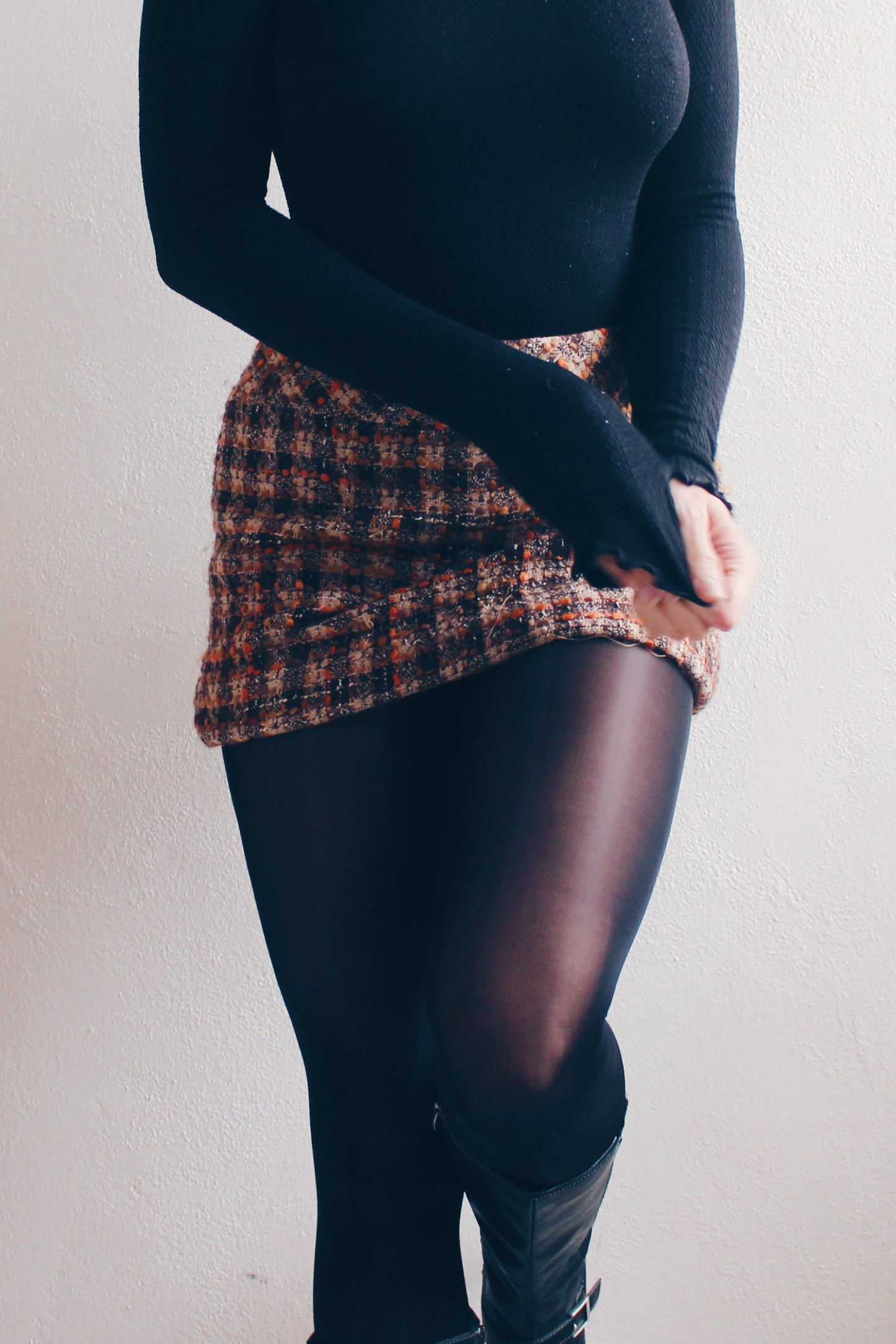 Taylor Swift Winter Style: Tweed Wool Mini Skirt - Winter-Perfect & Classic Chic!