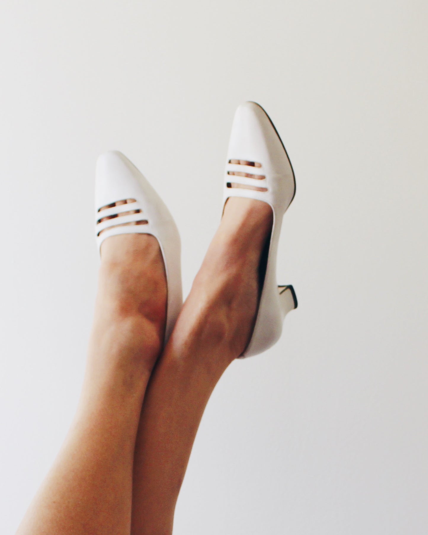 Vintage White Bandolino Kitten Heels • 90s Leather Cut-Out Pumps • Minimalist Officecore Shoes
