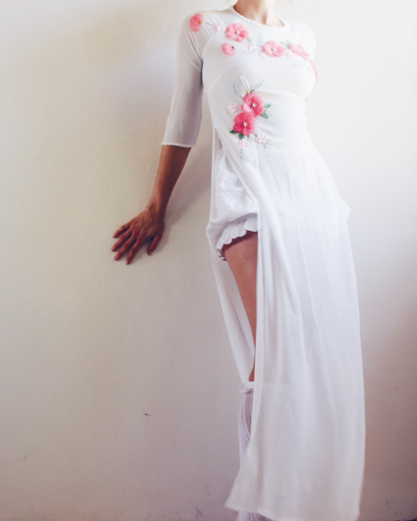 White Floral Appliqué Áo Dài Top – Spring Layering Tunic with Pink Blossoms