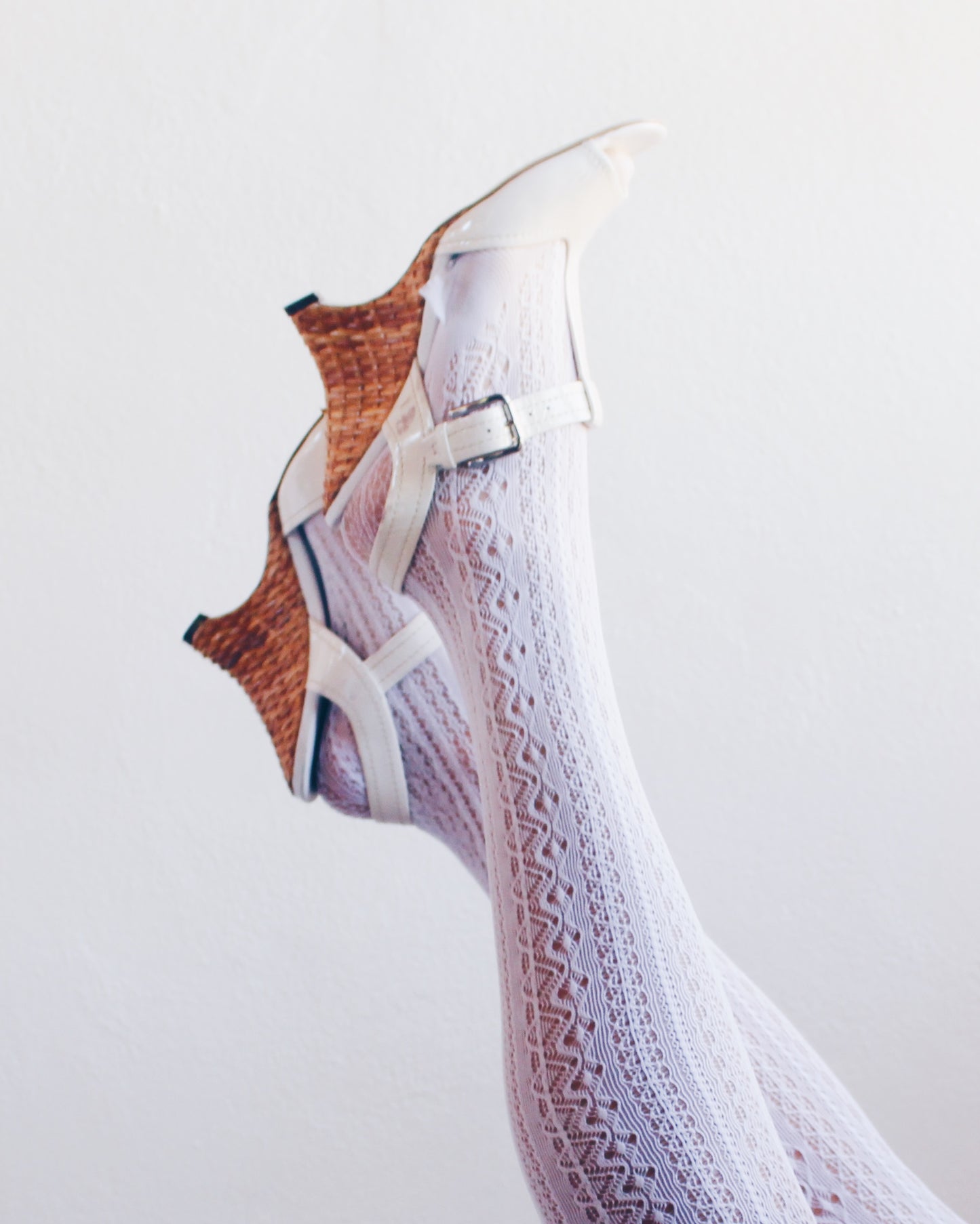 Vintage Y2K Franco Sarto White Leather Sandal Pumps with Woven Straw Heel – Chic Summer Heels