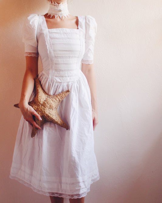 Vintage Gunne Sax White Cotton Prairie Dress with Nautical Flair and Lace Hem – Flattering Tailored Design