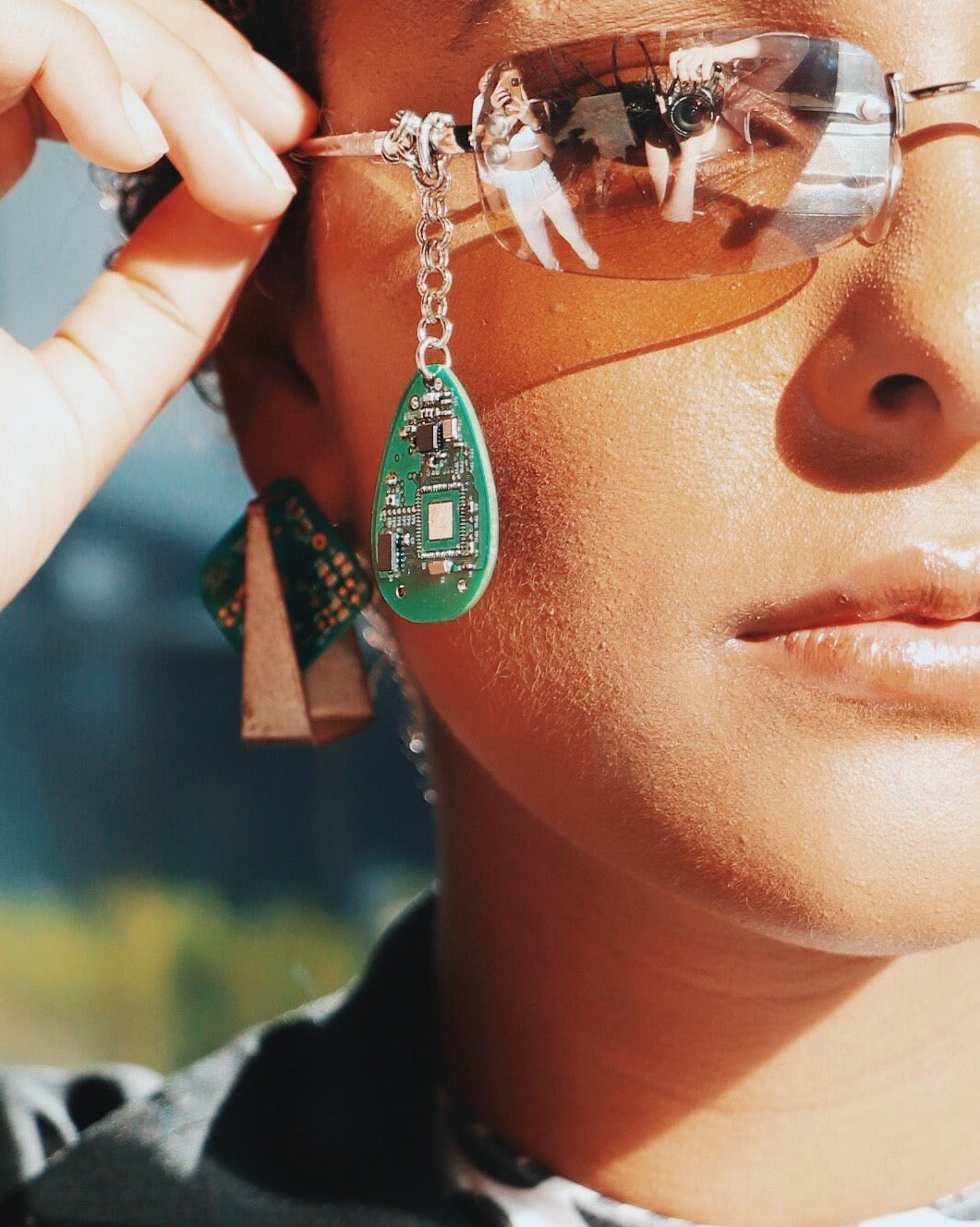 Y2K Matrix Cyberpunk Sunglasses - Vintage Rimless Shades with Teardrop Circuit Board Charm