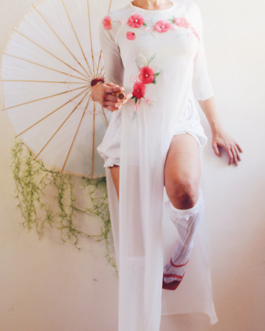 White Floral Appliqué Áo Dài Top – Spring Layering Tunic with Pink Blossoms