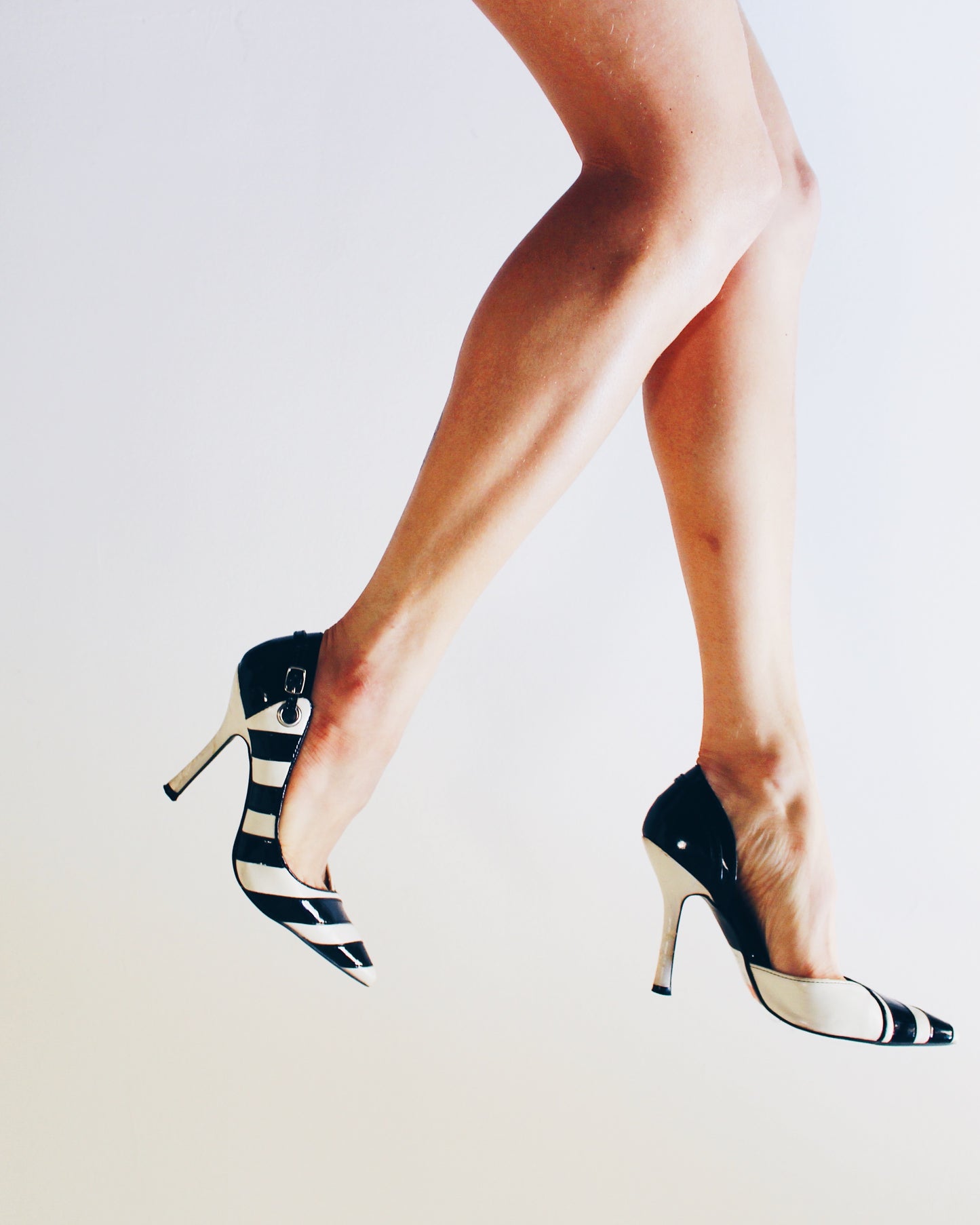 Vintage Y2K Black & White Striped Pointed‑Toe Stiletto Heels – 3″ Buckle Strap Statement Pumps