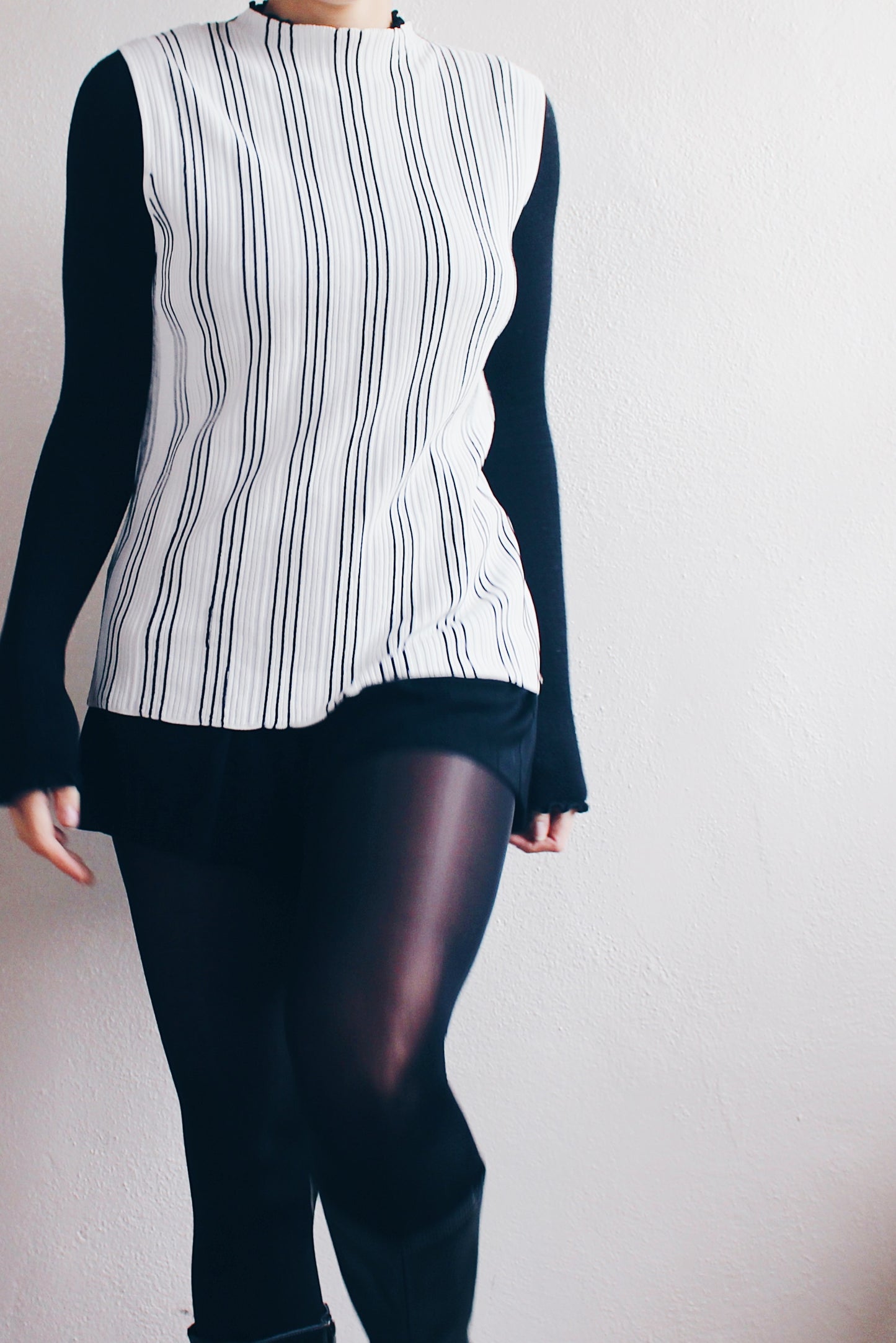 Mockneck Academic: Chic striped Sleeveless knit Top - Corporate 90s Minimalism