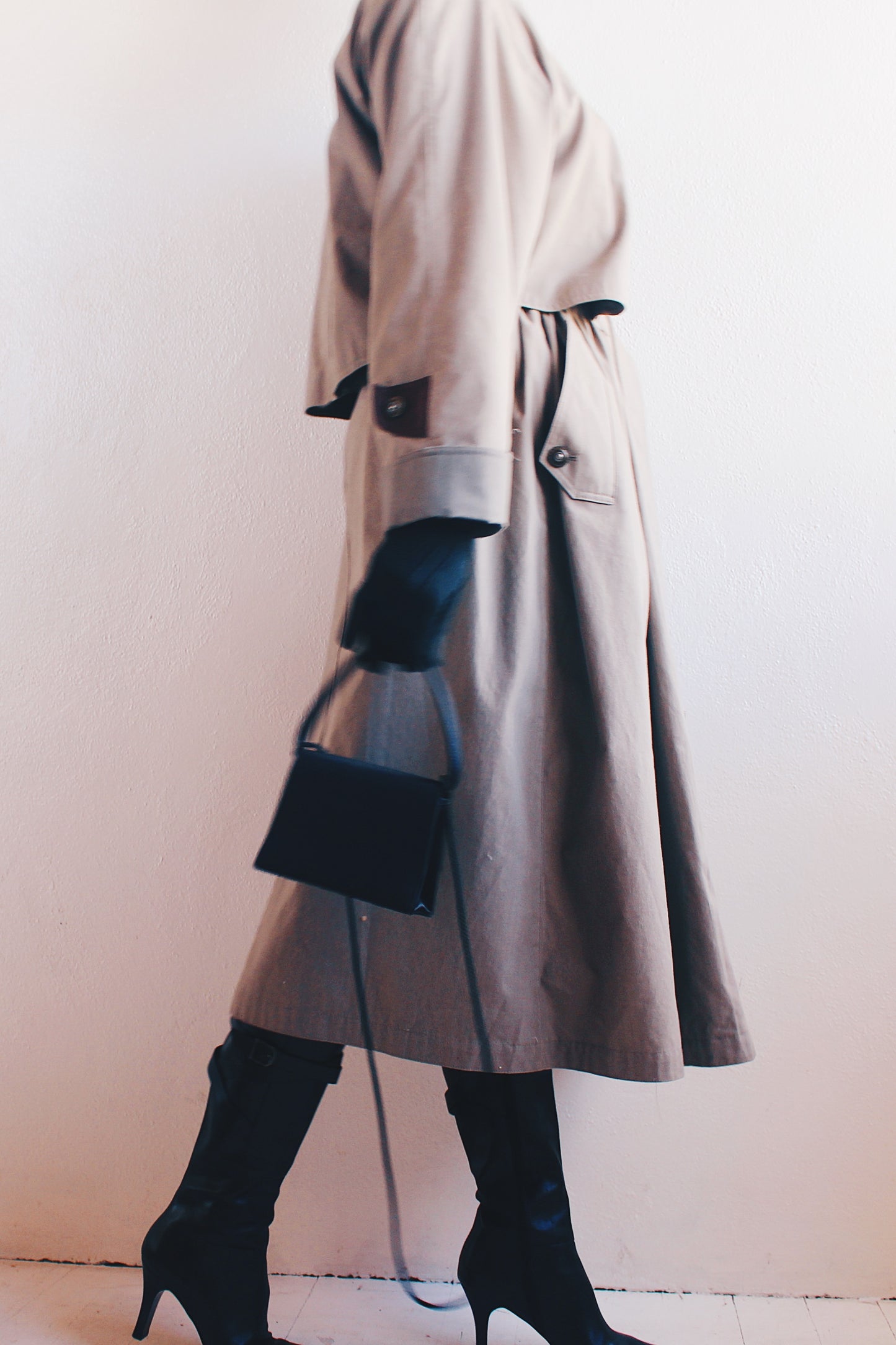 Contemporary Noir: Chic Vintage Light Khaki Trench Coat