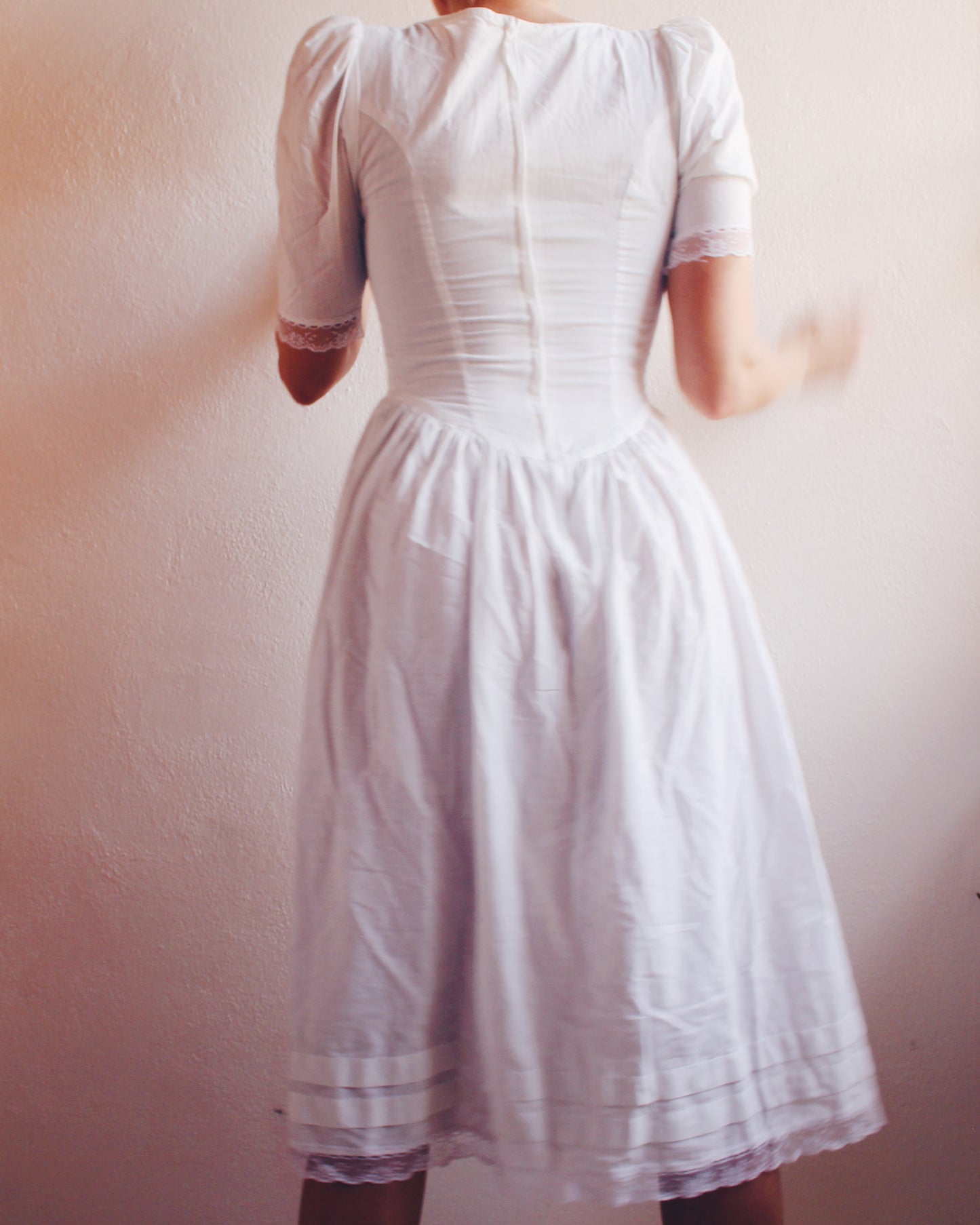 Vintage Gunne Sax White Cotton Prairie Dress with Nautical Flair and Lace Hem – Flattering Tailored Design