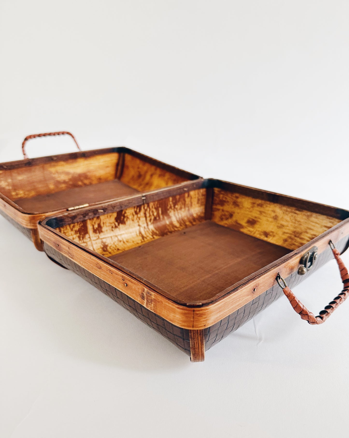Timeless Charm: Vintage Wooden Purse – Your Antique Carrying Case of Style