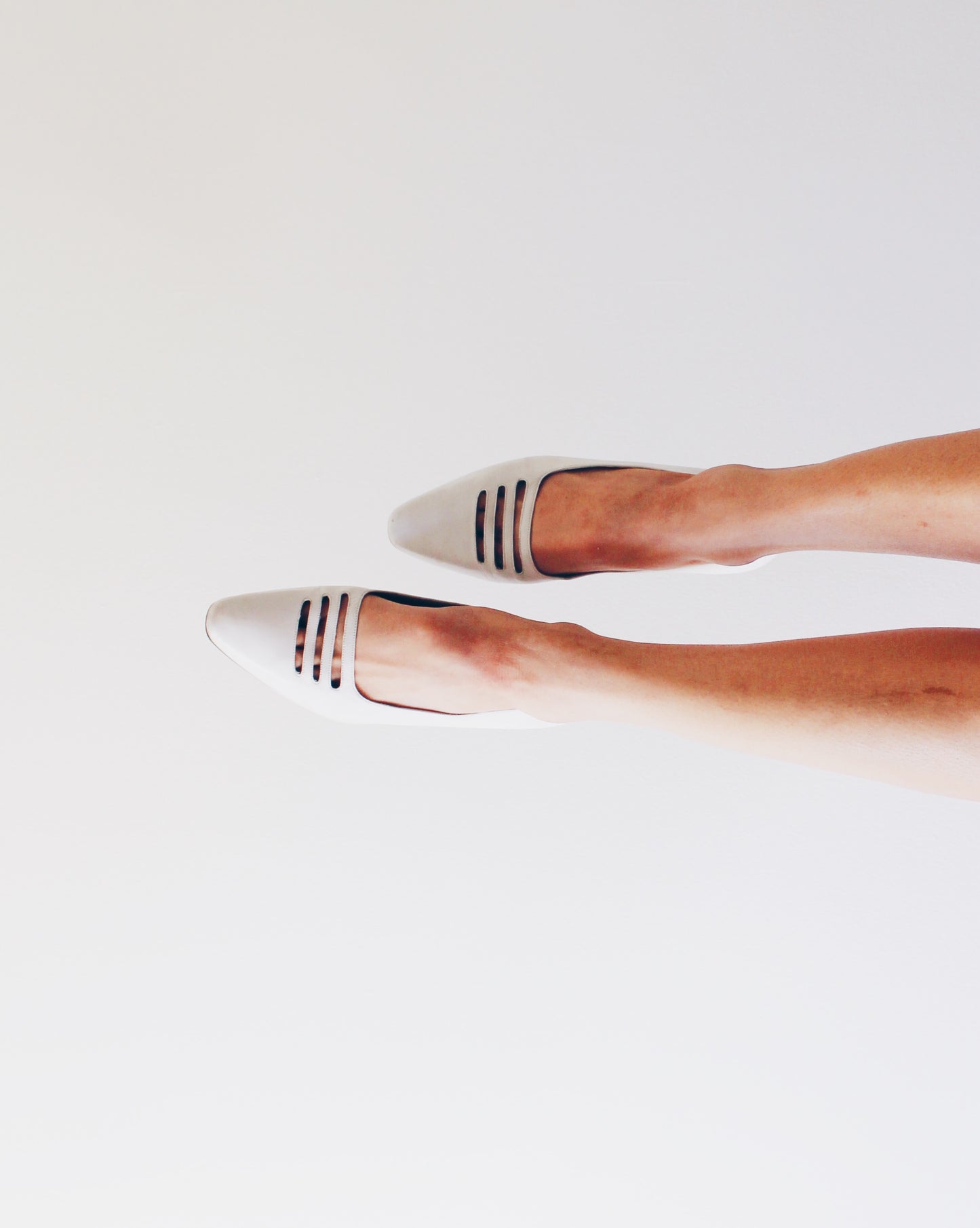 Vintage White Bandolino Kitten Heels • 90s Leather Cut-Out Pumps • Minimalist Officecore Shoes