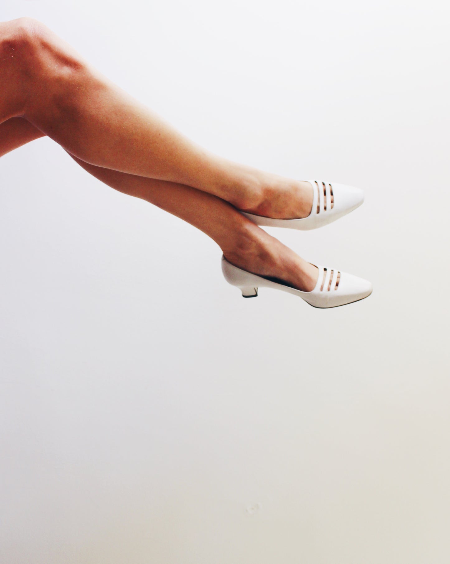 Vintage White Bandolino Kitten Heels • 90s Leather Cut-Out Pumps • Minimalist Officecore Shoes