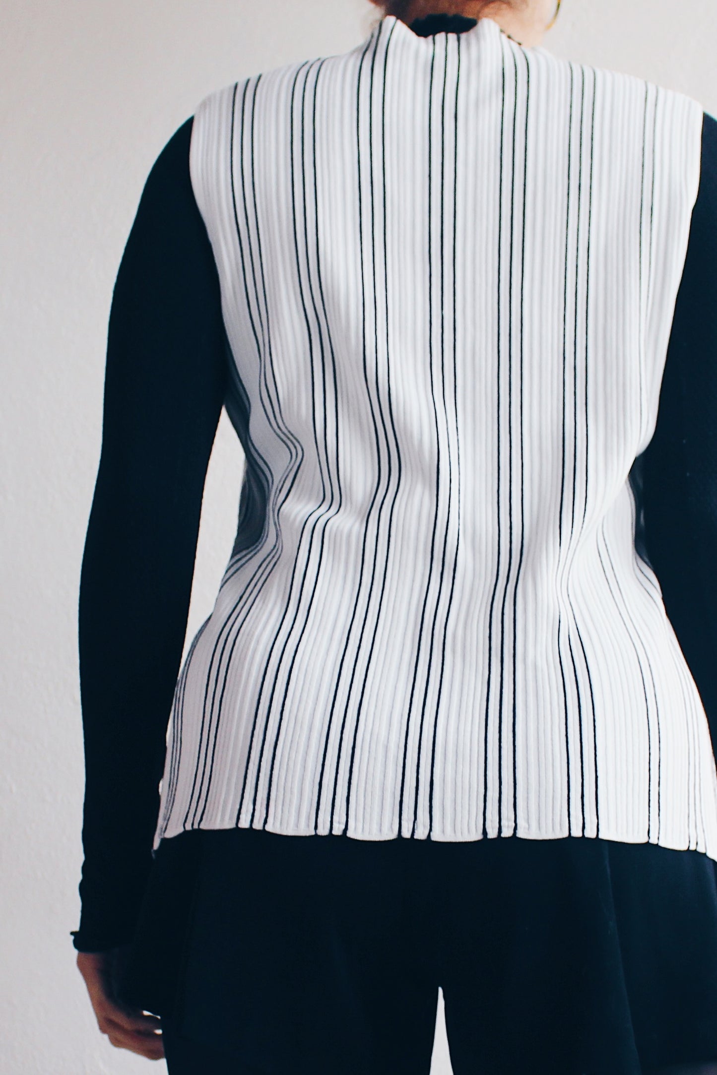 Mockneck Academic: Chic striped Sleeveless knit Top - Corporate 90s Minimalism