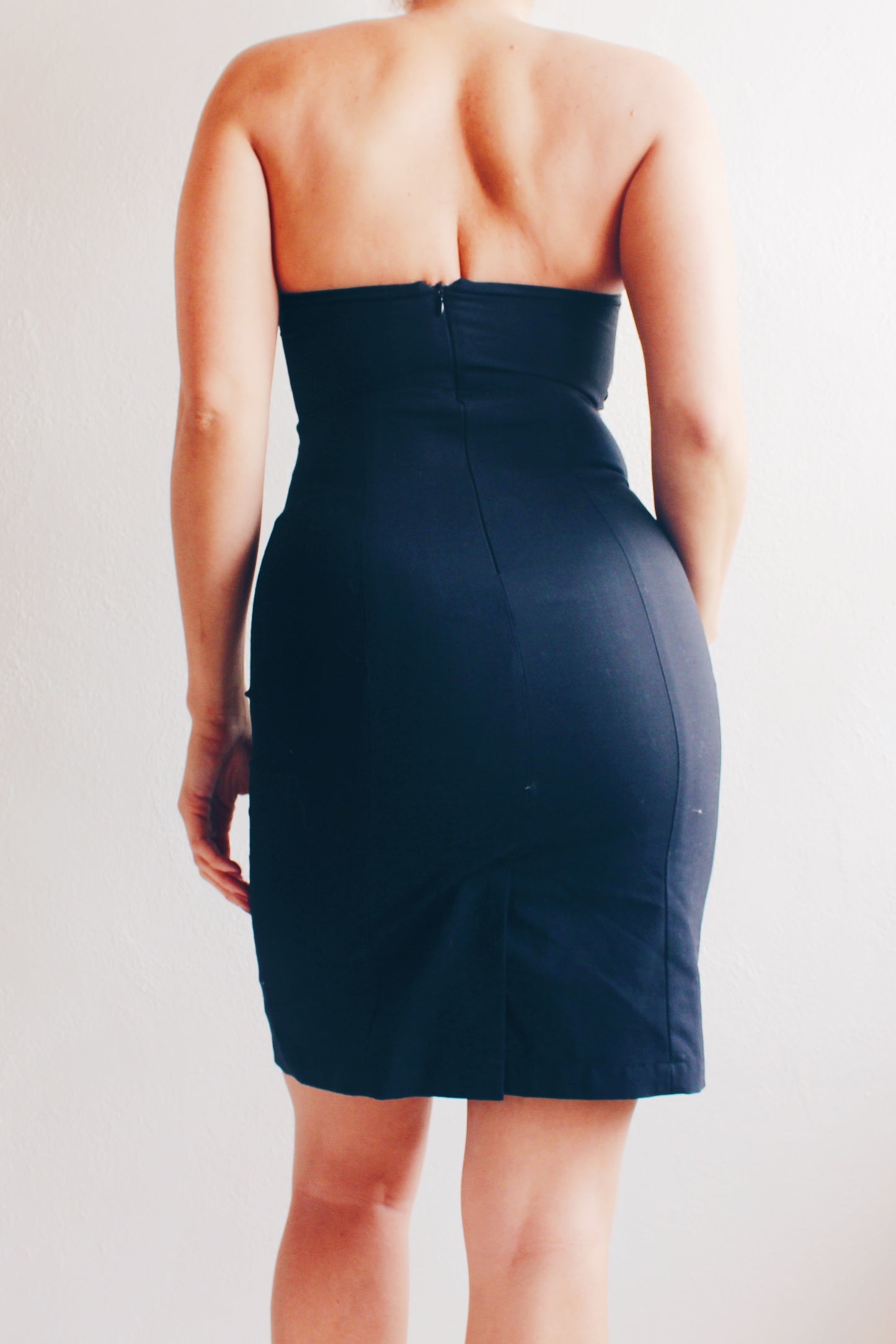 90s Chic Revival: Sleeveless Black Dress for Effortless Elegance / minimalist bodycon little black dress