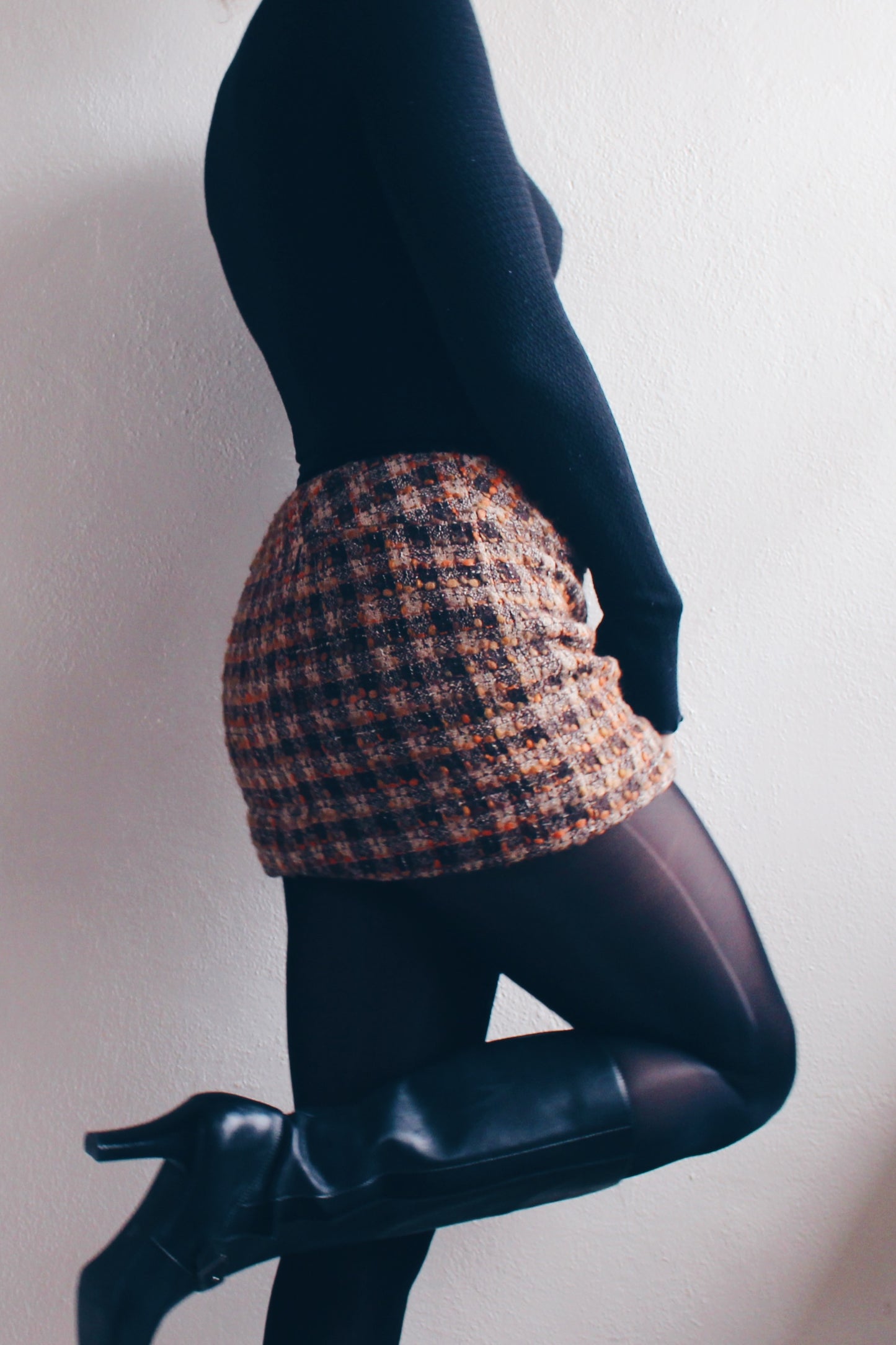 Taylor Swift Winter Style: Tweed Wool Mini Skirt - Winter-Perfect & Classic Chic!