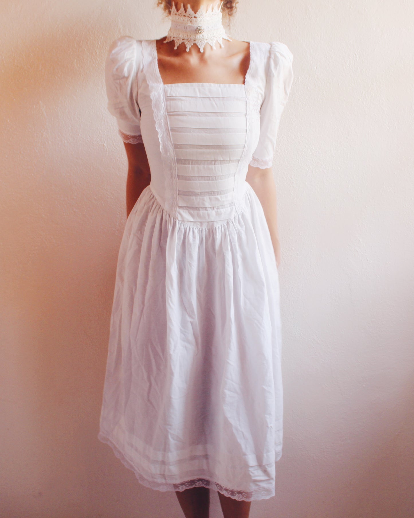 Vintage Gunne Sax White Cotton Prairie Dress with Nautical Flair and Lace Hem – Flattering Tailored Design