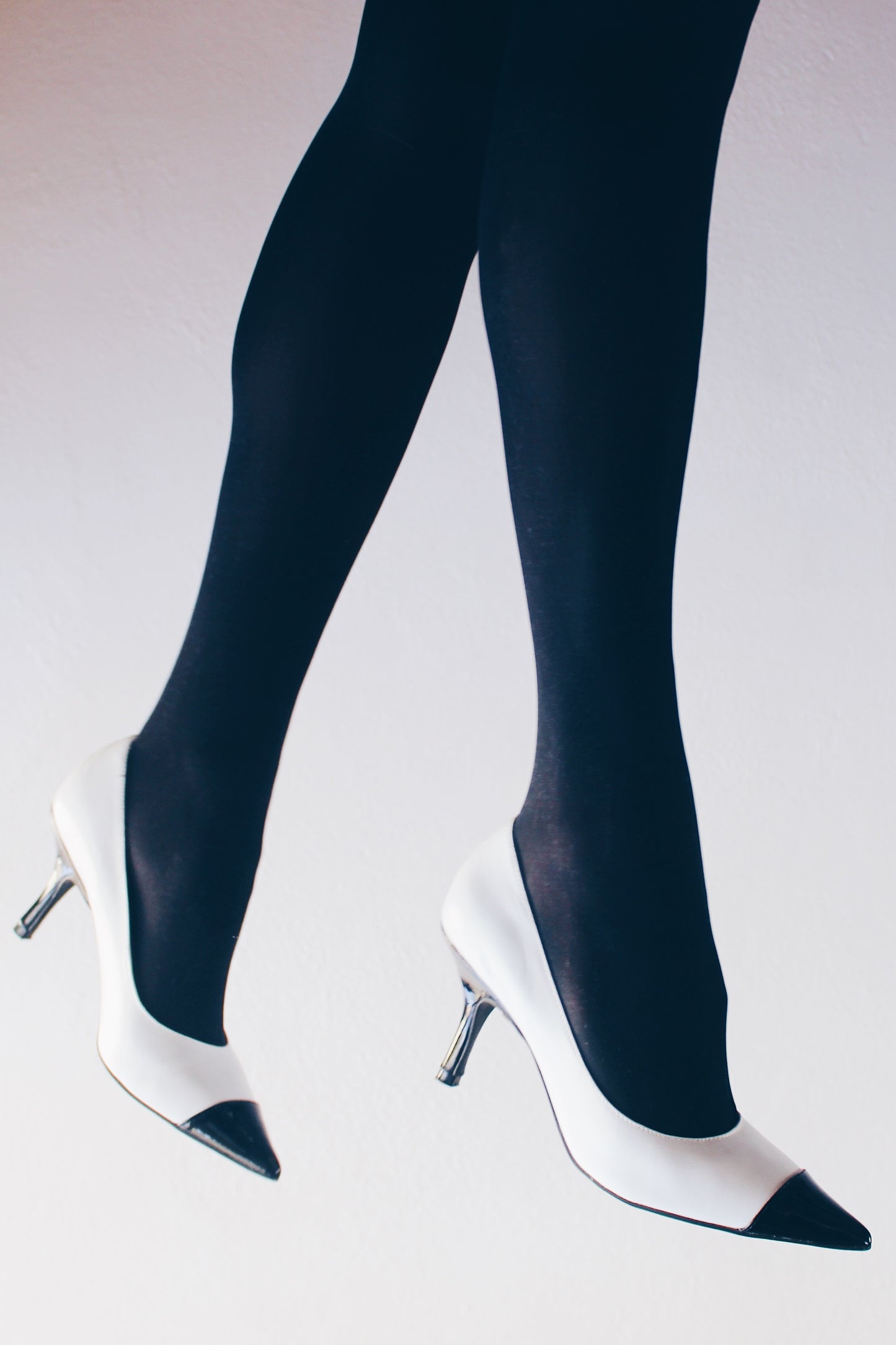 Retro Chic: Vintage Black Tip Kitten Heels - Wingtip Chanel style noir shoes