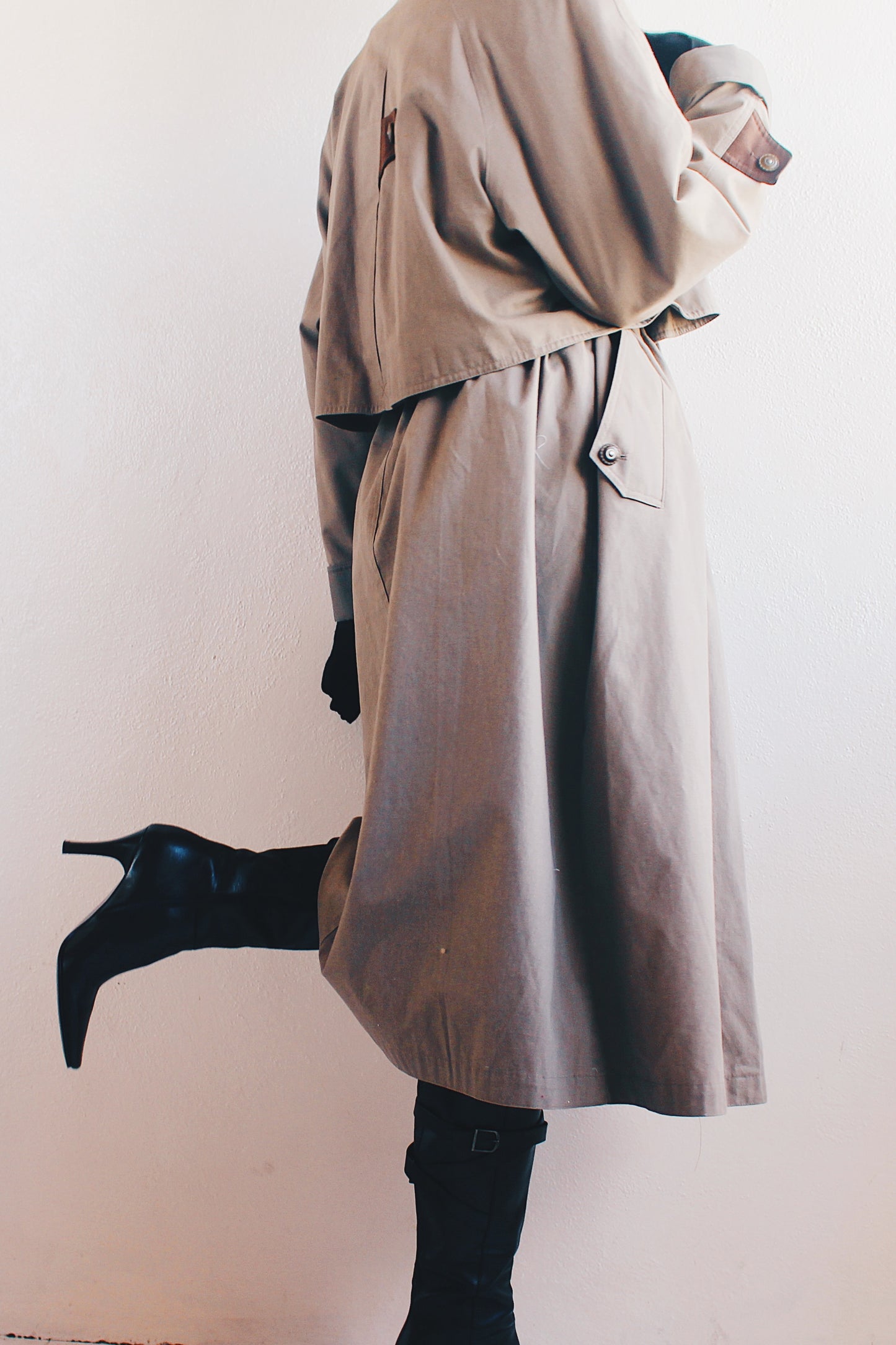 Contemporary Noir: Chic Vintage Light Khaki Trench Coat