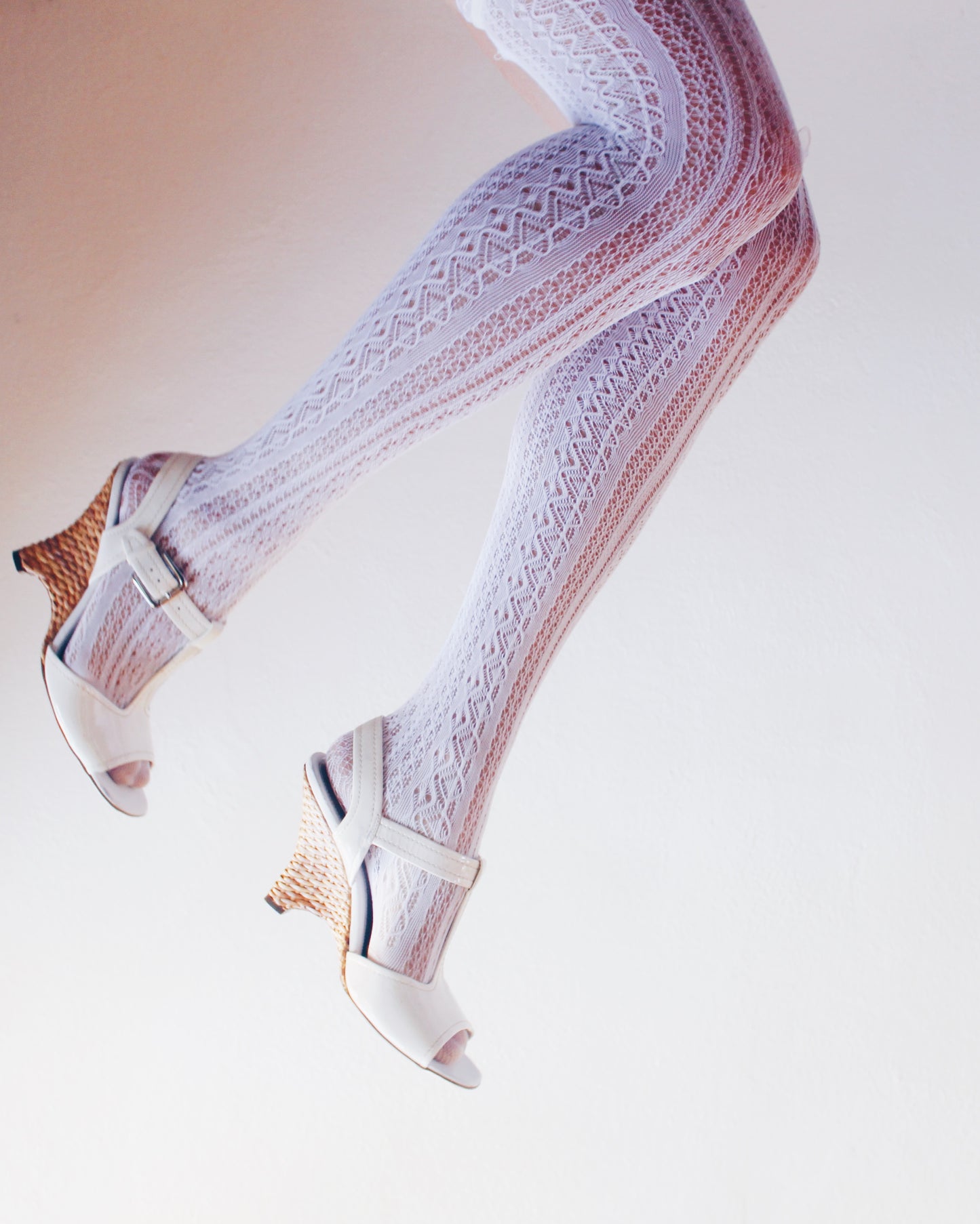 Vintage Y2K Franco Sarto White Leather Sandal Pumps with Woven Straw Heel – Chic Summer Heels
