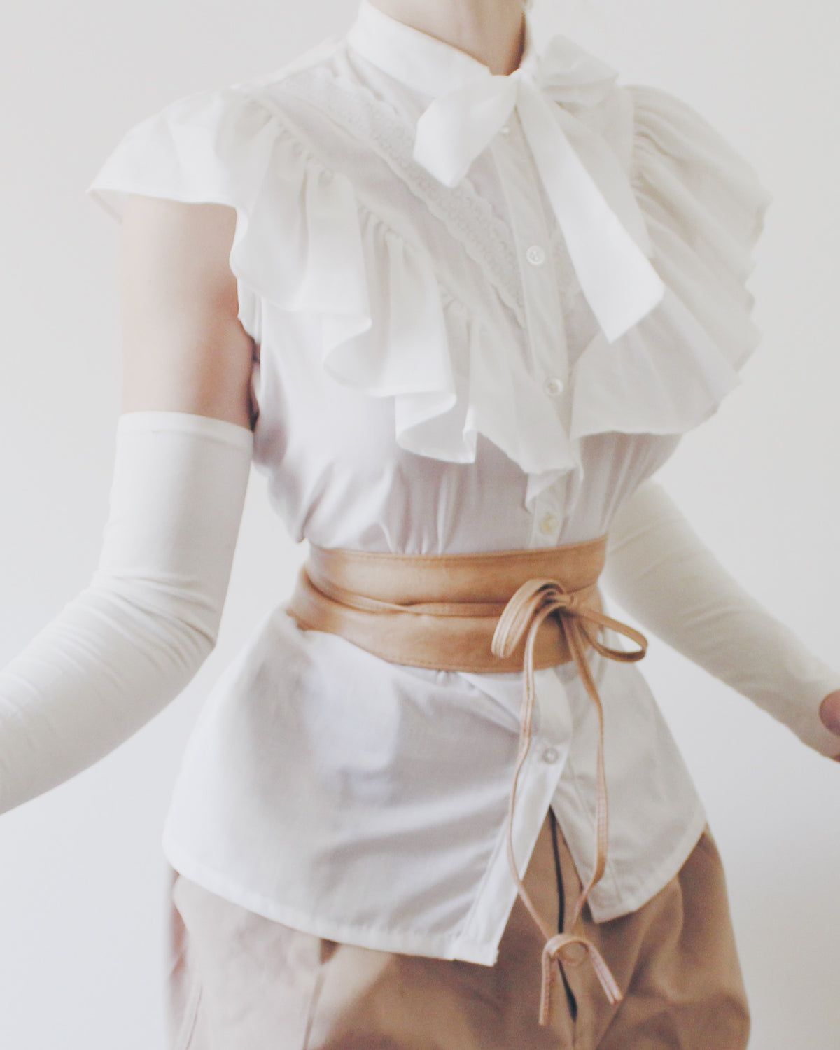 Vintage Victorian Style White Cotton Blouse Medium | 1970s-80s Bow Tie Collar Ruffle Top | Cottagecore Romantic Sleeveless top