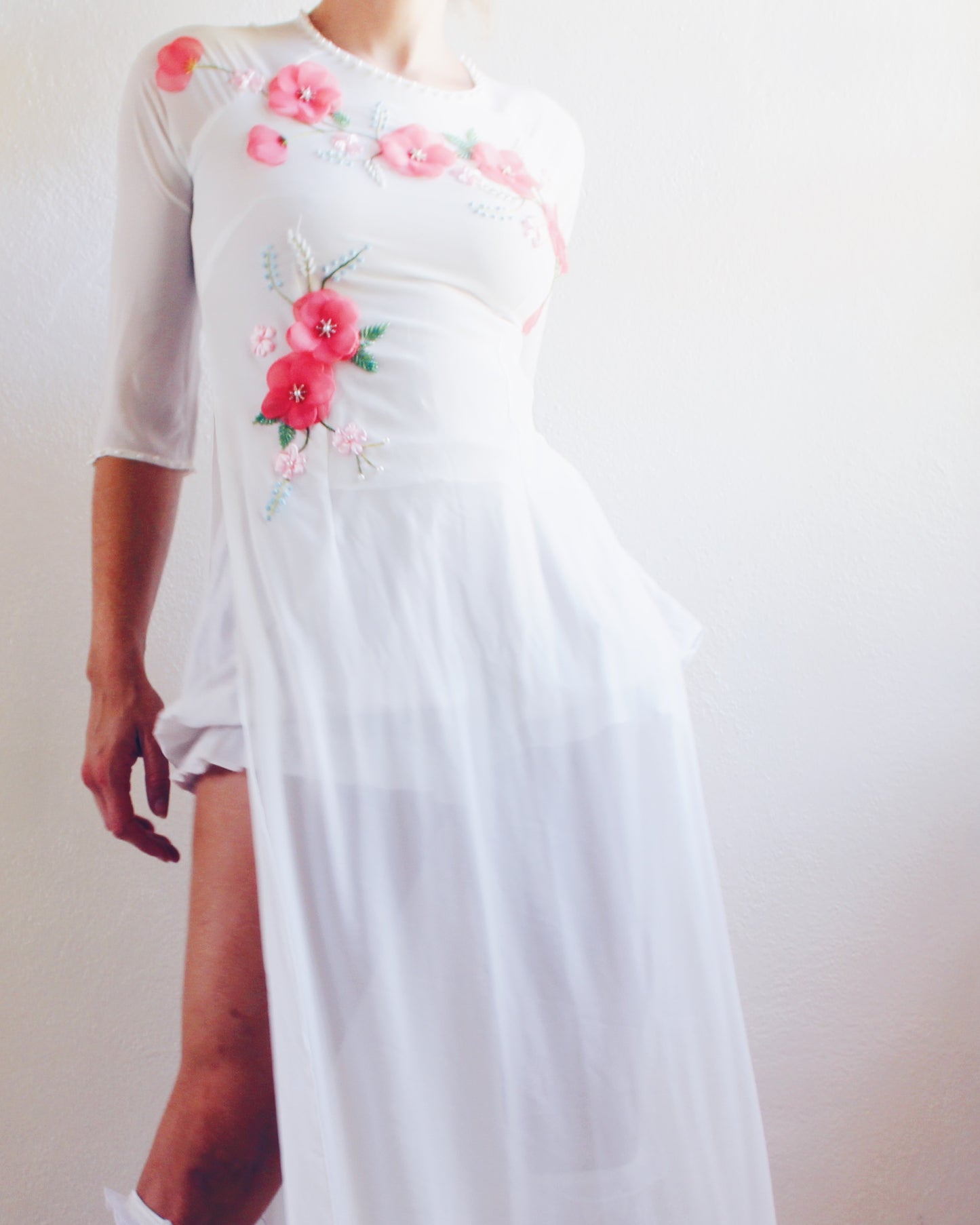 White Floral Appliqué Áo Dài Top – Spring Layering Tunic with Pink Blossoms