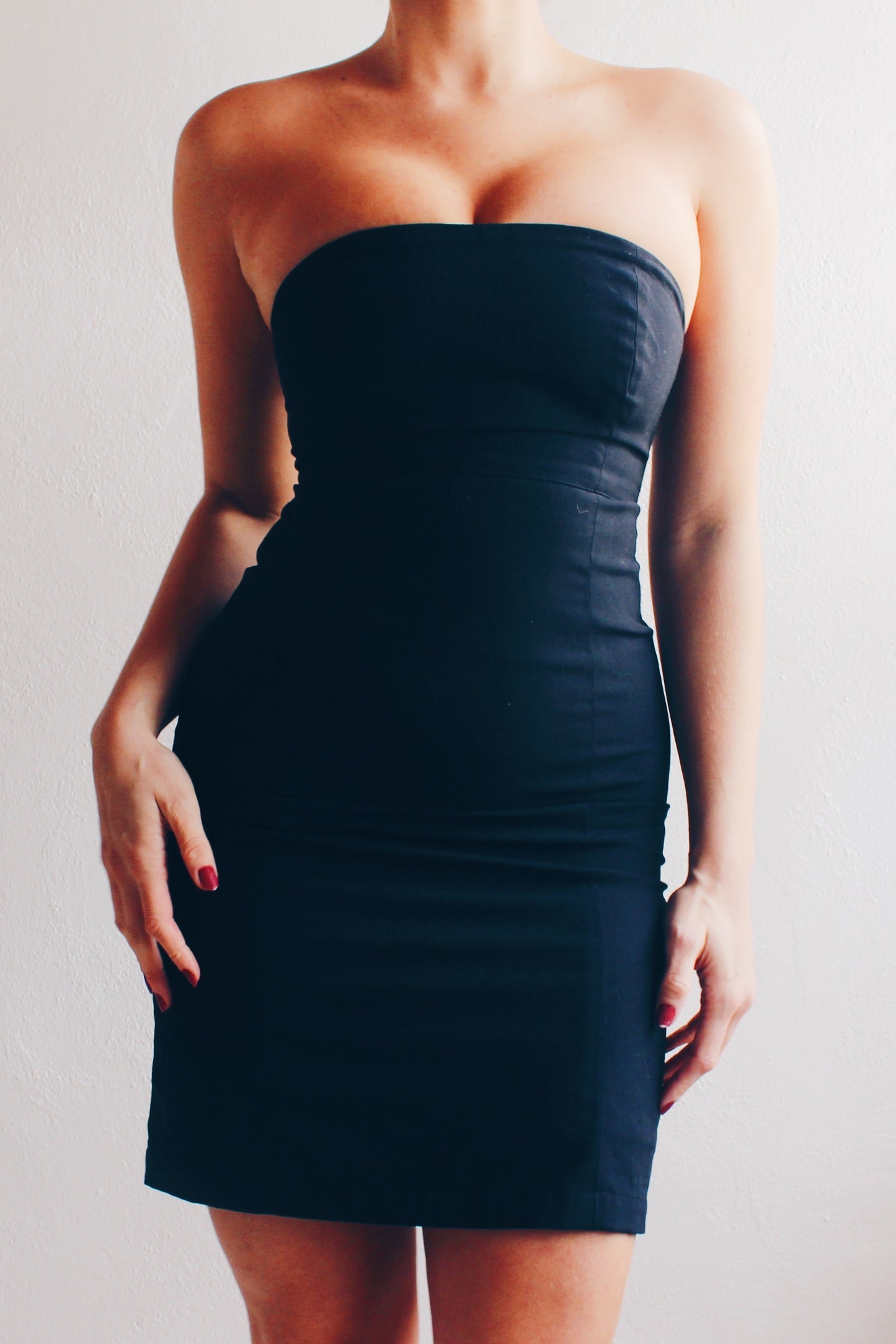 90s Chic Revival: Sleeveless Black Dress for Effortless Elegance / minimalist bodycon little black dress