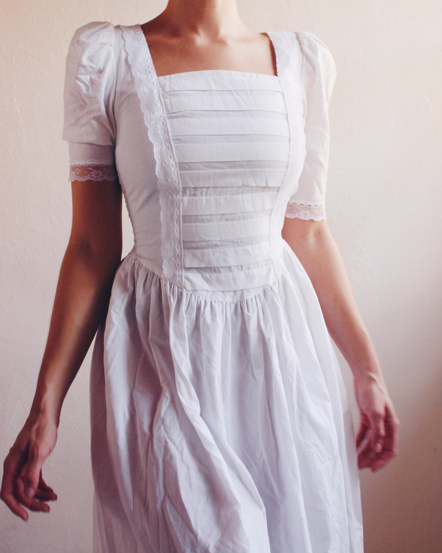 Vintage Gunne Sax White Cotton Prairie Dress with Nautical Flair and Lace Hem – Flattering Tailored Design