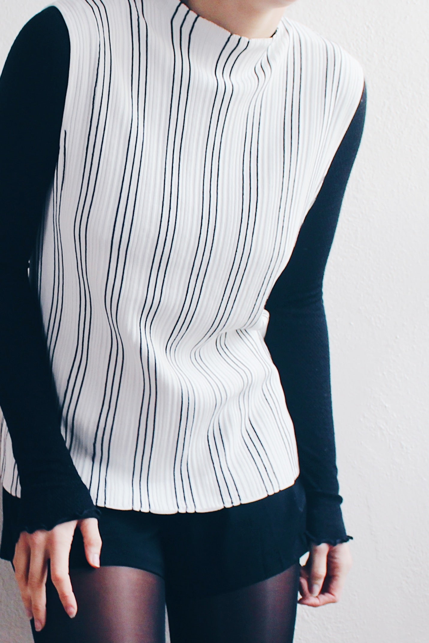 Mockneck Academic: Chic striped Sleeveless knit Top - Corporate 90s Minimalism