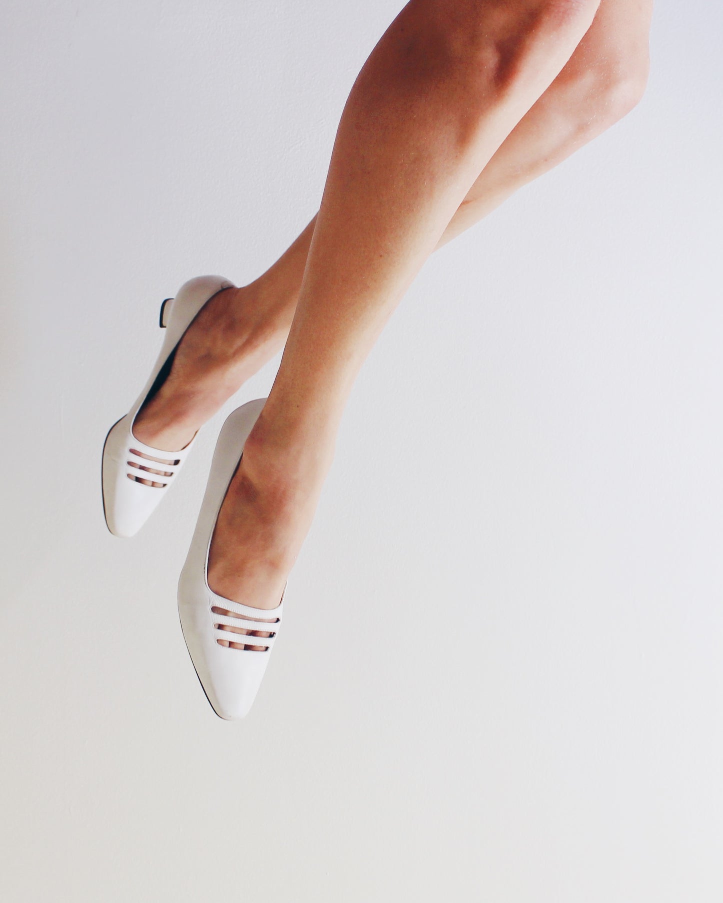 Vintage White Bandolino Kitten Heels • 90s Leather Cut-Out Pumps • Minimalist Officecore Shoes