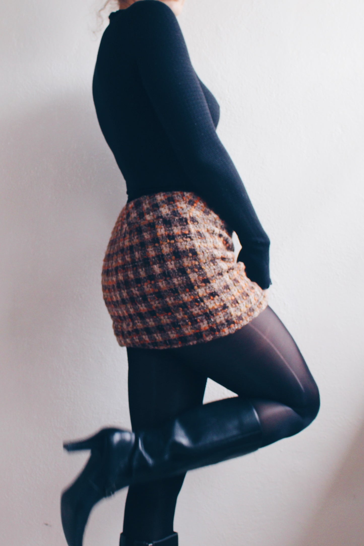 Taylor Swift Winter Style: Tweed Wool Mini Skirt - Winter-Perfect & Classic Chic!