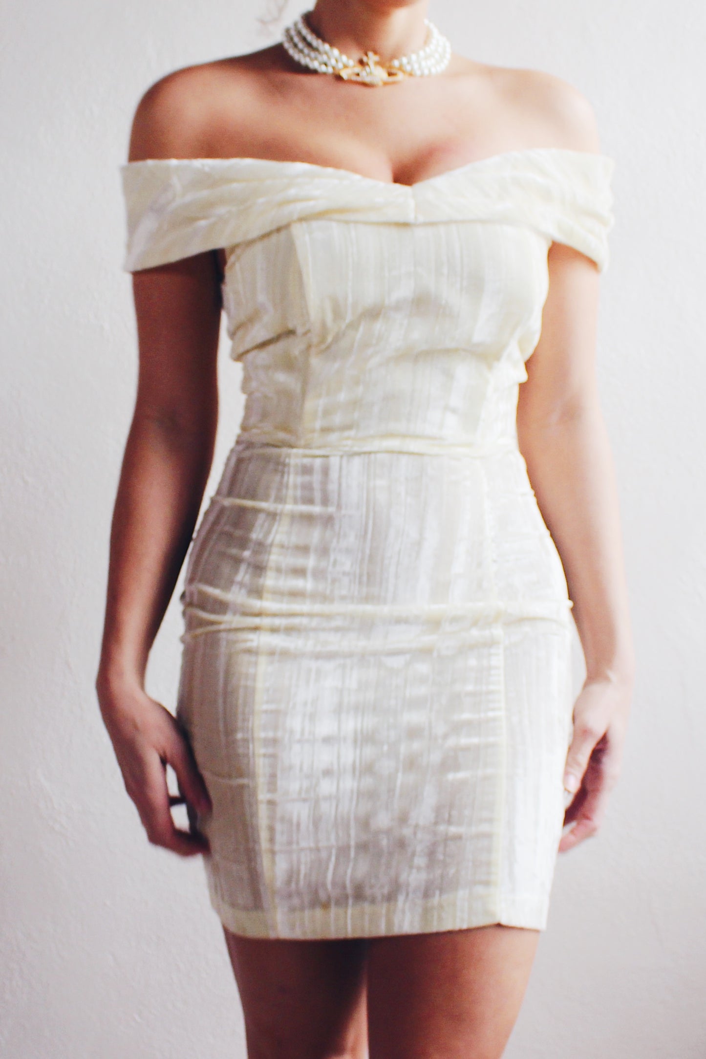 Timeless Cold Shoulder: Vintage Cream Velvet Off-Shoulder Bodycon Dress - 1980s Glam