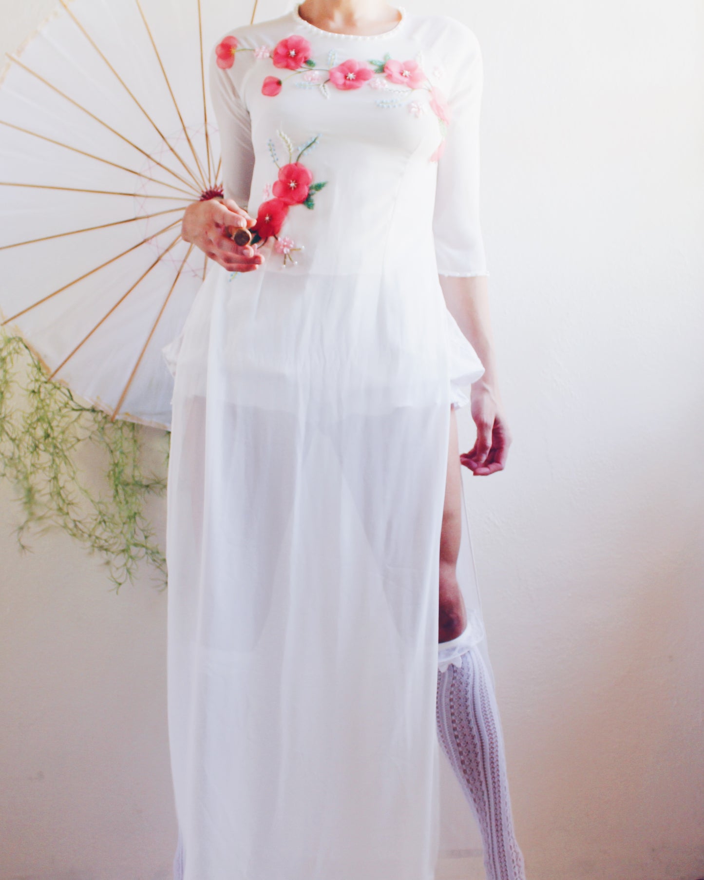 White Floral Appliqué Áo Dài Top – Spring Layering Tunic with Pink Blossoms