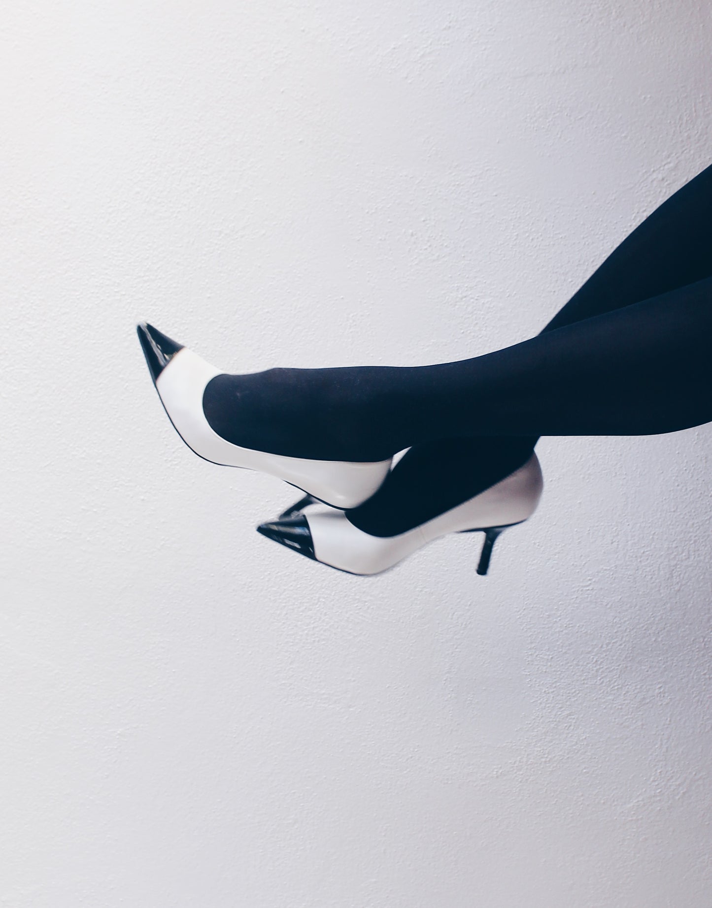 Retro Chic: Vintage Black Tip Kitten Heels - Wingtip Chanel style noir shoes