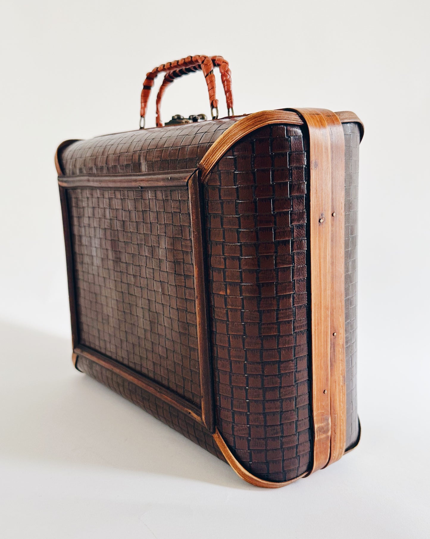 Timeless Charm: Vintage Wooden Purse – Your Antique Carrying Case of Style
