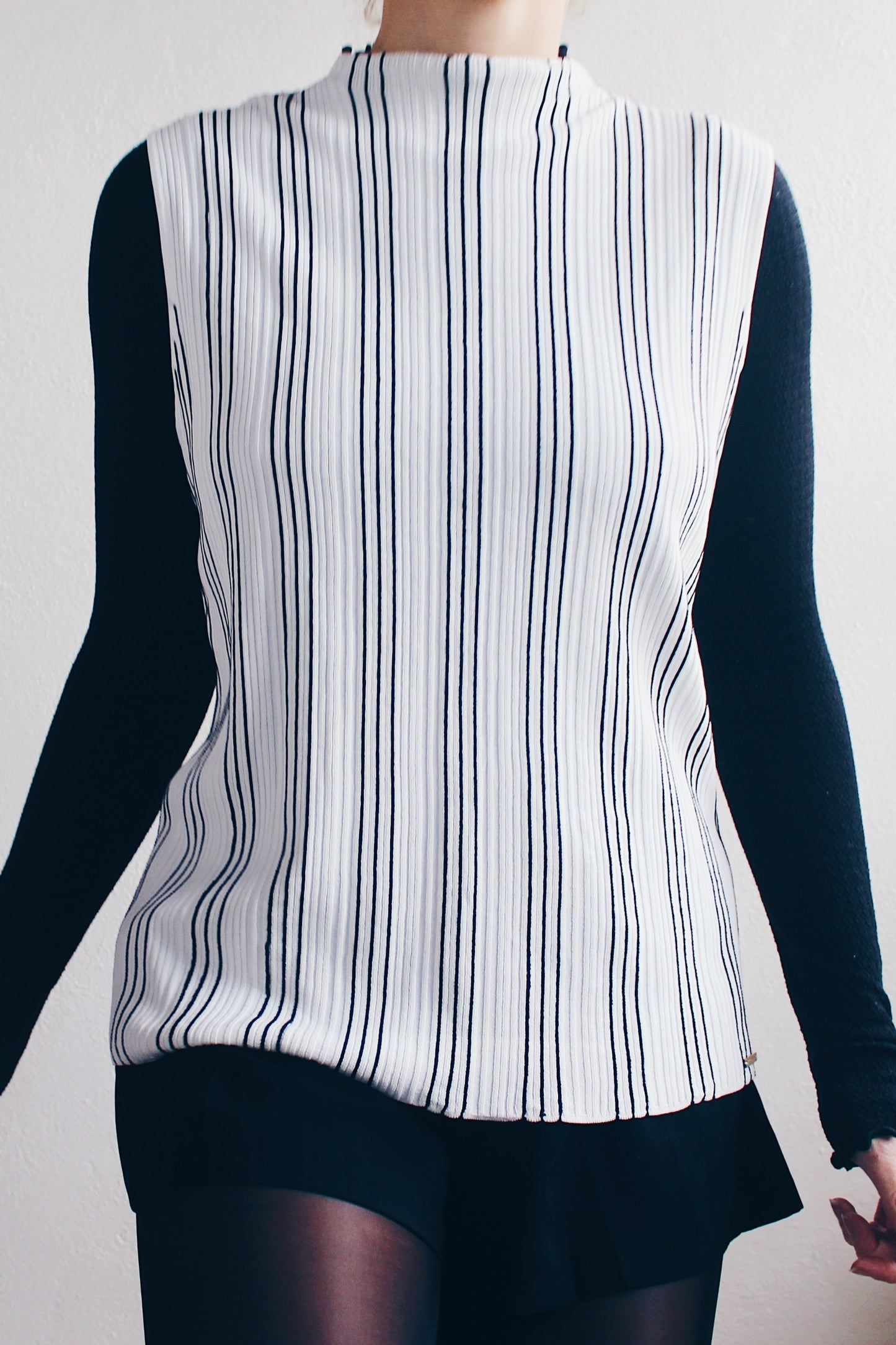 Mockneck Academic: Chic striped Sleeveless knit Top - Corporate 90s Minimalism